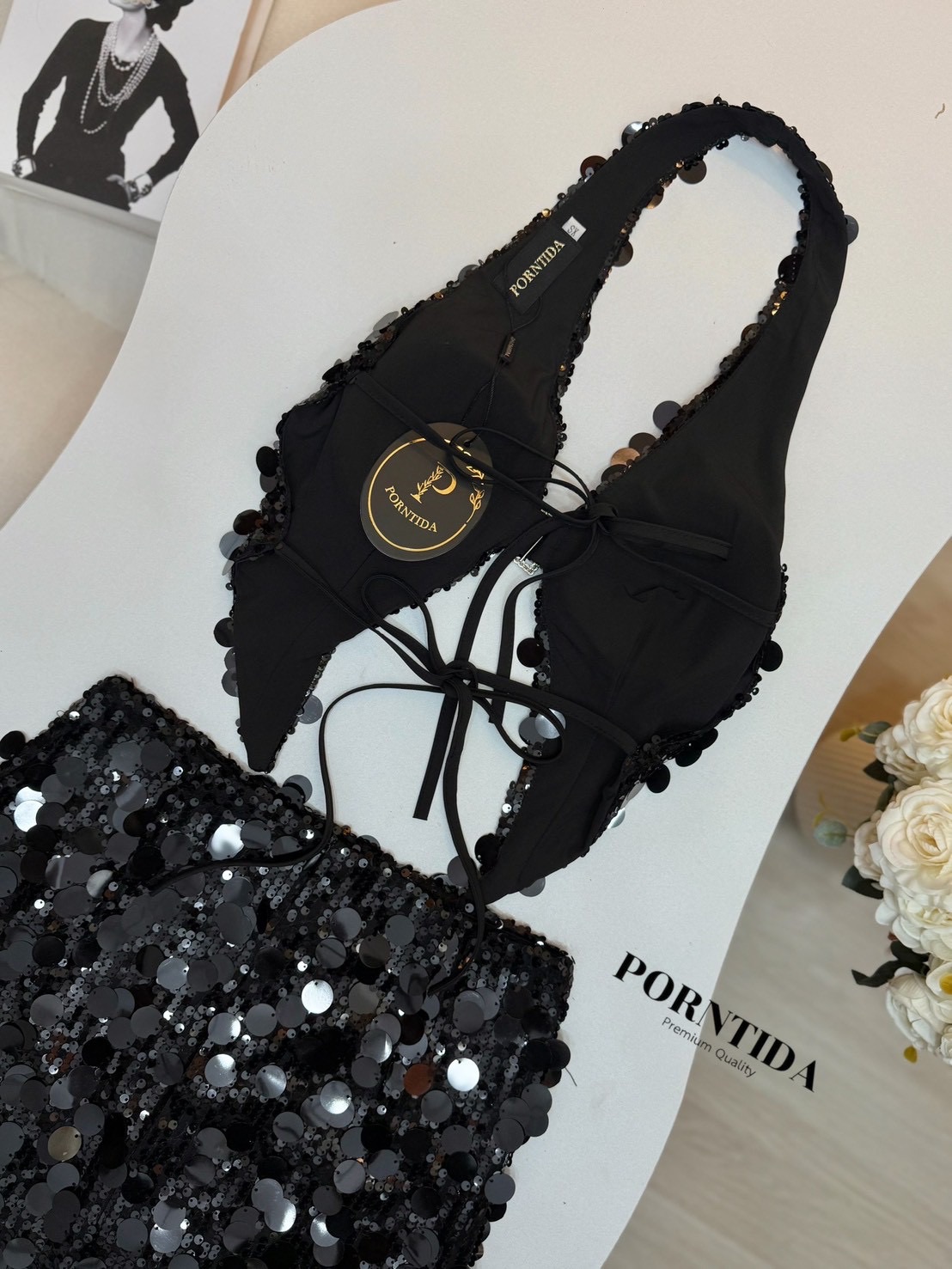 ชุดเซต 2 ชิ้น เสื้อคล้องคอเป็นงานผูกด้านหลังโชว์หลังหน้าอกเสื่อมฟองน้ำกระโปรงงานเกล็ดปลาทั้งเสื้อและกระโปรงซับในเย็บติดรุ่นนี้สวยเซ็กซี่เล่นไฟมาก