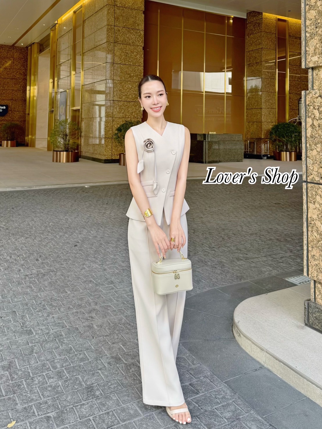 Teg : Lover’s Shop Detail : Set.3ชิ้น เสื้อ+กางเกง+เข็มกลัดดอกไม้(ถอดได้ค่ะ) ดีเทลเสื้อทรงแขนกุดปิดหัวไหล่ เข้ารูป กระดุมหน้า งานมีซับในอย่างดีค่ะ กระเป๋าตัวเสื้อเป็นงานตกแต่งใช้งานไม่ได้นะคะ แม็ทกับกางเกงเอวสูง ทรงขากระบอกกลาง ขาตรง