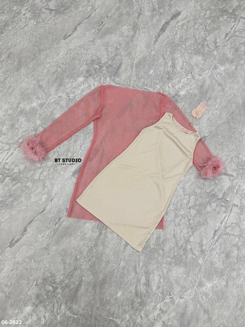 เซท 2 ชิ้น เดรสสั้นแขนยาว เนื้อผ้าตาข่ายแต่งคริสตัลเม็ดเล็ก ๆ ทุก ๆ ช่อง งานสวยม๊าก ปลายชายแขนแต่งขนฟู ๆ ทั้งสองข้าง มาพร้อมซับในสีนู๊ดแขนกุด แมทซ์กันสวย แซ๊บบ แต่ดูแพงค่ะ