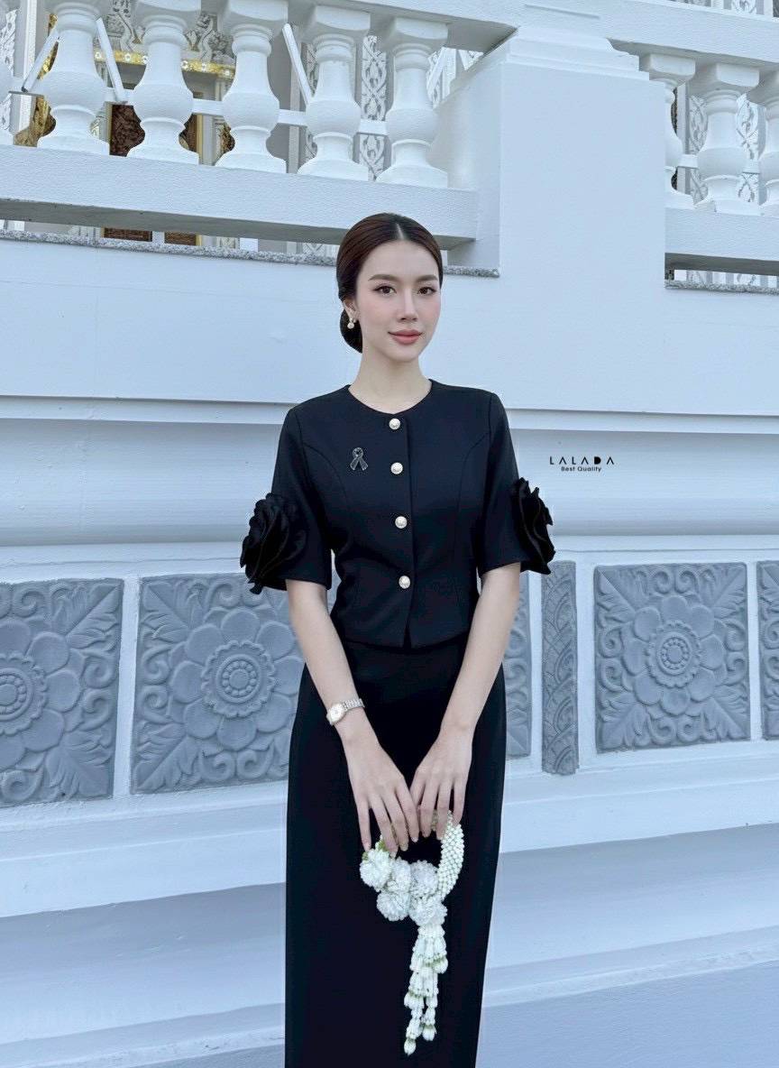 set 2 ชิ้น เสื้อดำกระดุมหน้าแต่งดอกไม้ช่วงแขน + กระโปรงยาวงานซิปหลัง ชุดดำแบบสุภาพใส่ออกงาน ใส่ทำงานได้หมดค่ะ + เข็มกลัดไว้อาลัย