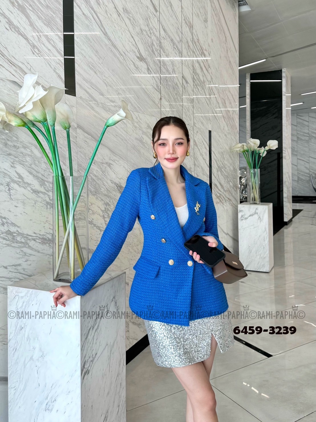 RAMI-PAPHA(รมิปภา) Detail :: สูท+กระโปรง+เข็มกลัด สูทเนื้อเนื้อผ้าทวีตสีสันสดใสผสมดิ้นวิ๊งยิ่งโดนแสงยิ่งสวยยิ่งหรู กระดุมหน้าสีทองสวยหรูโดดเด่น กระเป๋าใช้งานได้จริง ไหล่มีฟองน้ำให้ดูสง่า ปลายแขนเสื้อด้านหลังแต่งกระดุมสีทอง ซับในงานสูทแท้อย่างดีทั้งตัว ++ม