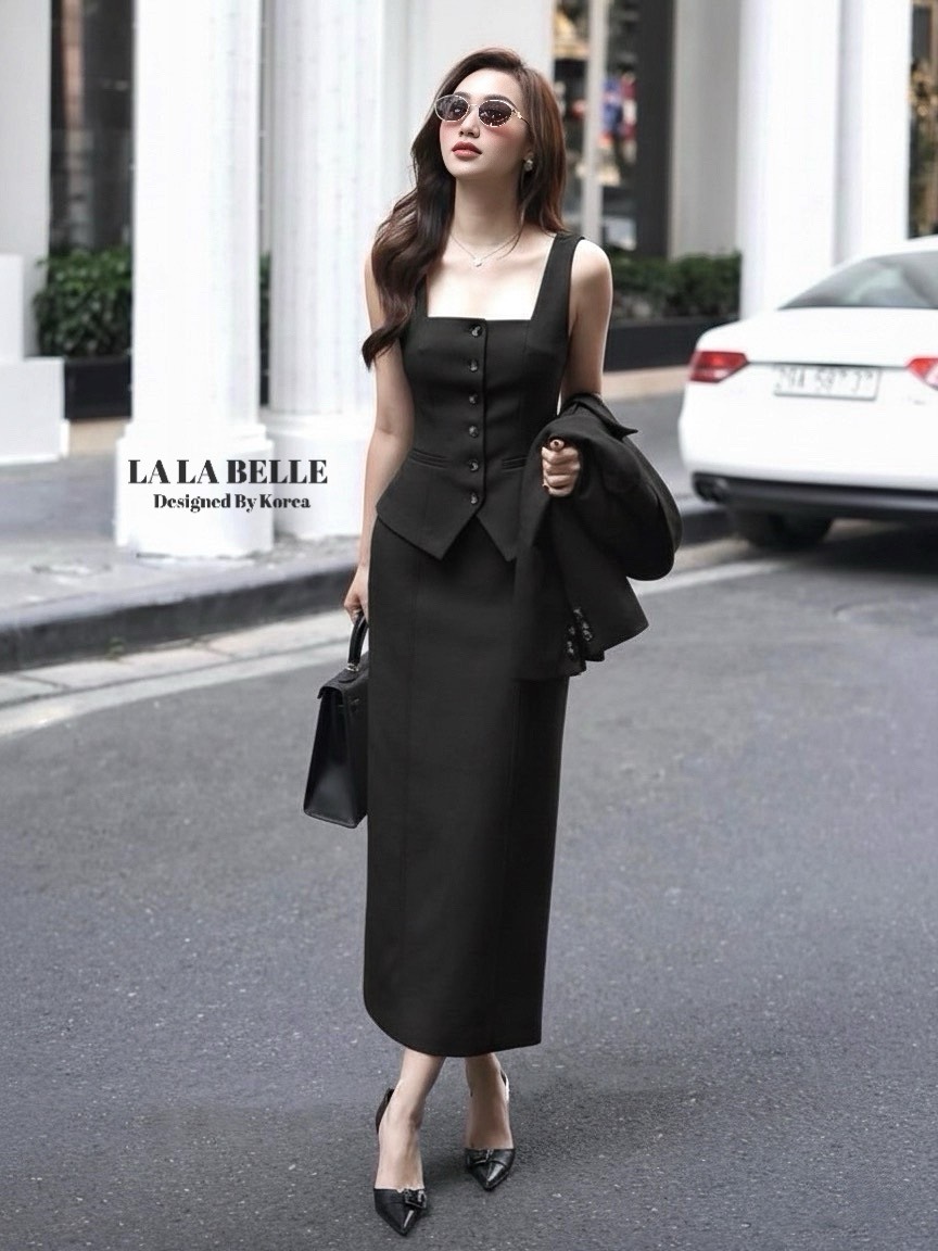 เซต3ชิ้นผ้าสูทอัดกาวอย่างดีผ้ามีน้ำหนักสุดๆเสื้อคอเหลี่ยมกระดุมหน้าเอวเข้ารูปชายเสื้อบานออกเล็กๆใส่กับกระโปรงทรงสอบเอวสูงตะเข็บหน้าผ้าหลังมาพร้อมเสื้อสูทคอกปกกระดุมหน้าแขนยาวบ่าเสริมฟองน้ำมีซับในอัดกาวอย่างดี