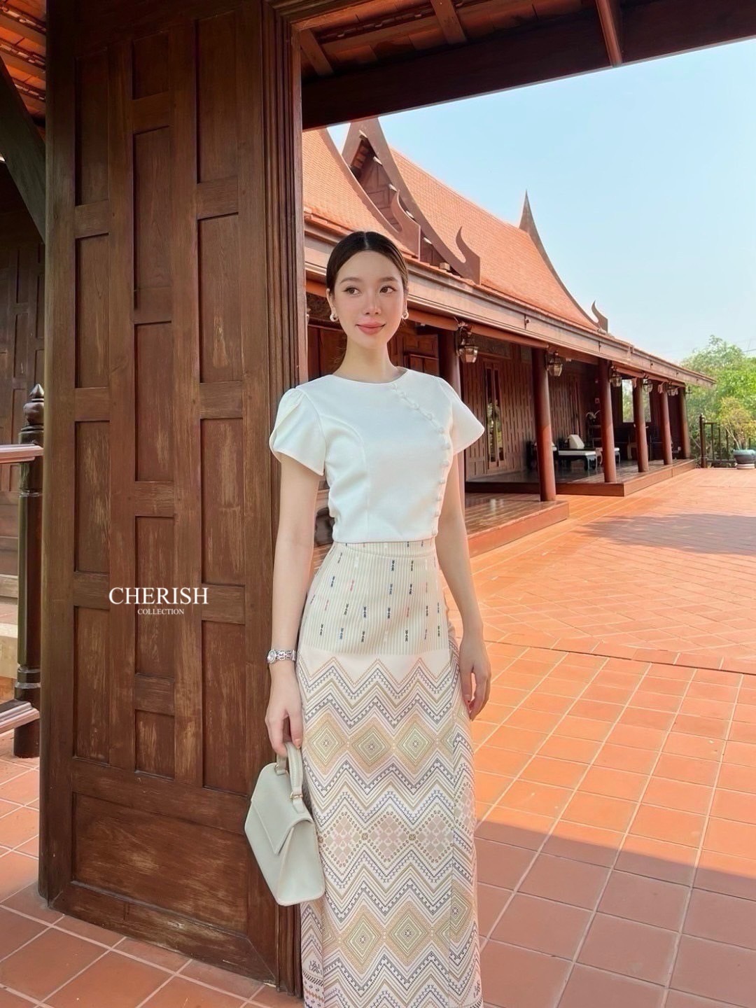 เช็ท 3 ชิ้น ชุดงานบุญ ชุดไทยหรือจะใส่เป็นธีมชุดเพื่อนเจ้าสาวก็เหมาะ ใส่ได้ทุก เทศกาล ดีเทล เสื้อคอกลม ซิปหลัง แต่งกระดุมเรียง เสื้อแขนทรงป้ายเสริมซับในอย่างดี ใส่คู่ผ้าถุงพิมท์ลาย เนื้อผ้าใส่สบาย มีเข็มขัด ไม่ว่าจะออกงานไหน ก็สวยยืนหนึ่งค่ะ