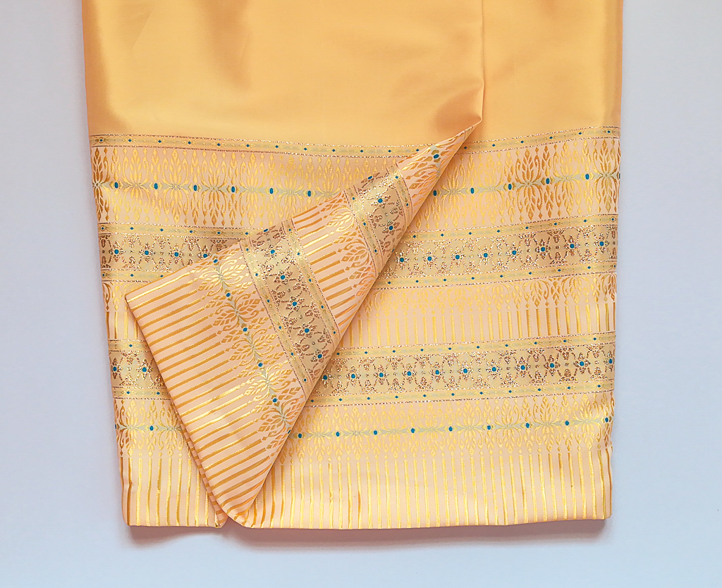 ผ้าถุงไหมสำเร็จรูป (สีเหลือทอง) งานตัดเย็บประณีต อัดผ้ากาวตามสีของผ้าถุง เนื้องานดีเกรด A (รอบเอว 32 นิ้ว)