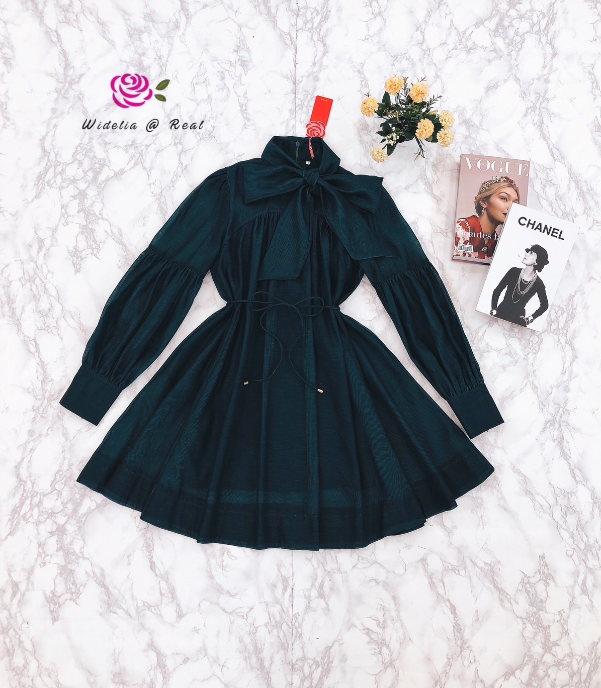Dress :: เดรสสั้นตัวสวย งานเก๋ อลัง เนื้อผ้าสวยงานเกรดพรีเมี่ยม ท่อนแขนยาว ท่อนล่างเดรสทรงเอบานสวิงย้วยสวย แนะนำเลย รับรองใส่ออกมาไม่ผิดหวัง บอกเลยห้ามพลาดเด็ดขาดงานดีงานสวยจริงต้อง Widelia @ Real