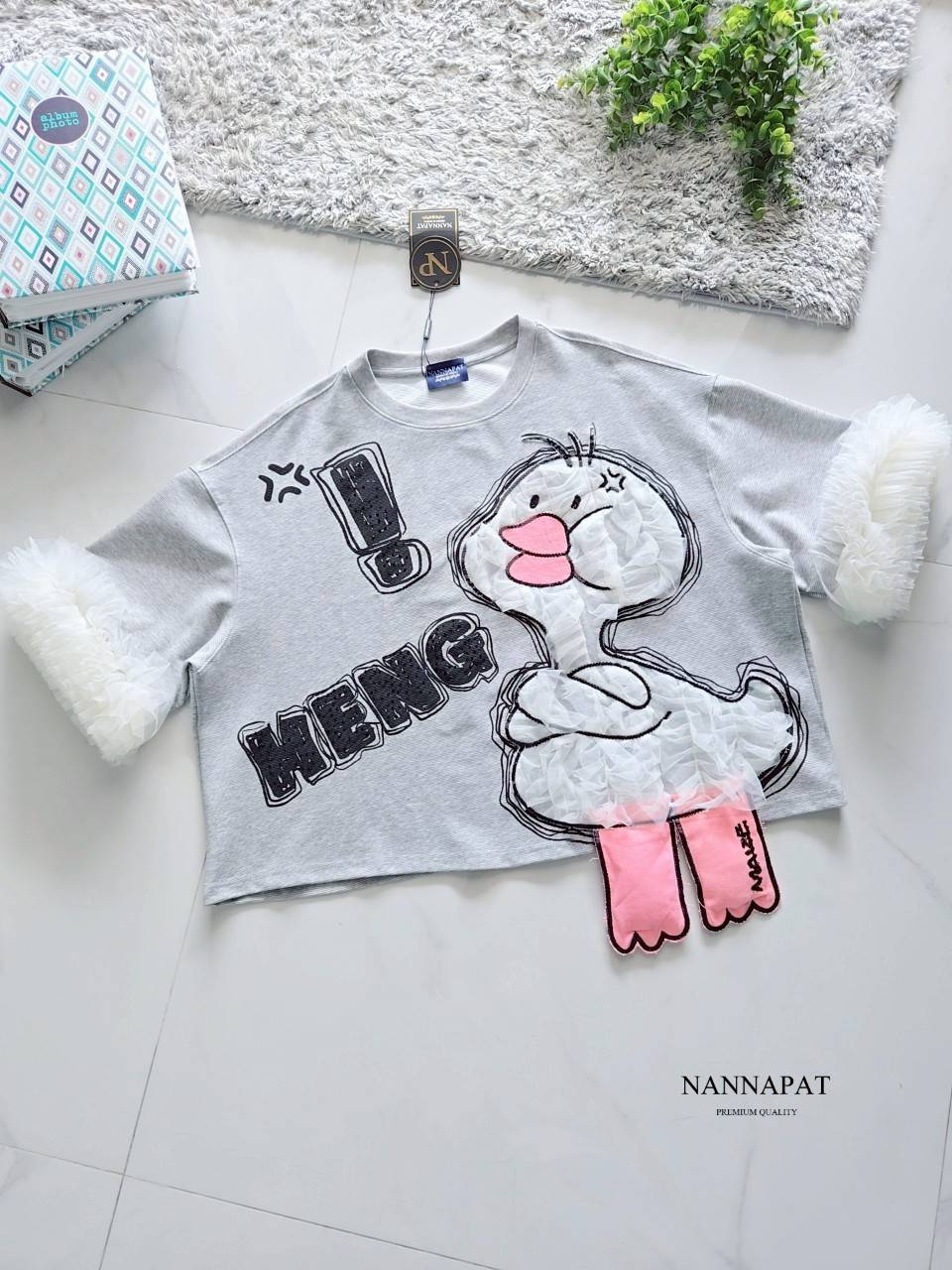 เสื้อ น้องเป็ดน้อยแก้มป่อง งานเสื้อเกรดพรีเมี่ยม ที่กำลังโซฮอตอยู่ตอนนี้นะคะ ดีเทล รายละเอียดอย่างจึ้ง ชอบความแขนใหญ่ แต่งระบายพองๆอย่างสวย ขาน้องเป็ดก็ทำถึงเกิ๊นน เก็บทุกเม็ดทุกรายละเอียด แม็ชได้ทั้งกระโปรง กางเกงเลยคะ น่ารักแบบมีเทสจริงๆ