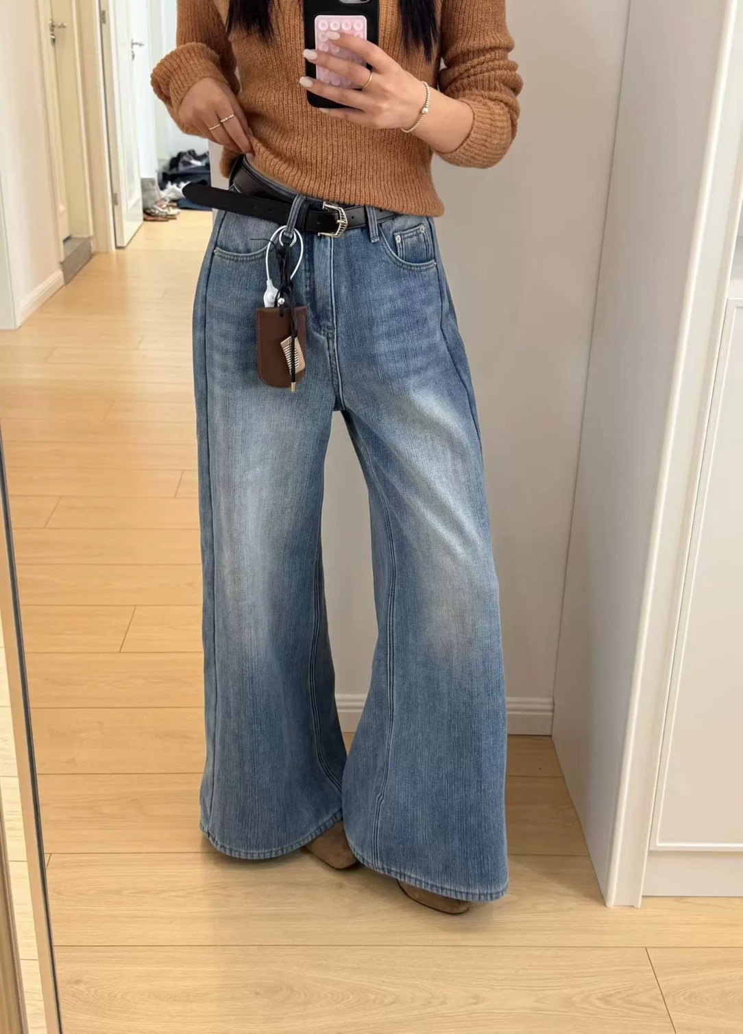 กางเกงขายาวทรงขากระบอกใหญ่ มาพร้อมเข็มขัด ✔ ดีเทลเข็มขัดแต่งห้อยกระเป๋าใบ ✔ ผ้ายีนส์ฟอกสีอย่างดี