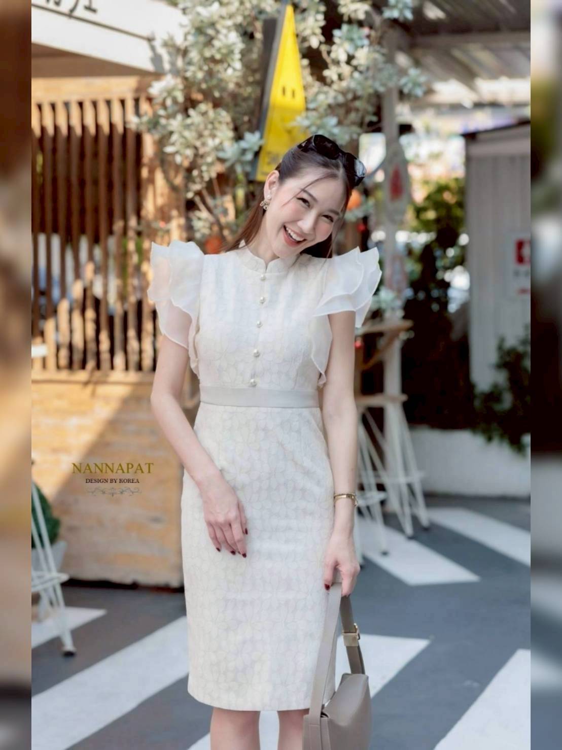 เดรสรุ่นฮอตตลอดกาล ใส่แล้วสวยหรูดูดีแน่นอนค่าา งานผ้าลูกไม้อัดกาวอย่างดี เข้ารูปเก็บทรงสวย มีฟองน้ำอกด้วยนะคะ ชอบความแขนระบาย ดูอลังมาก