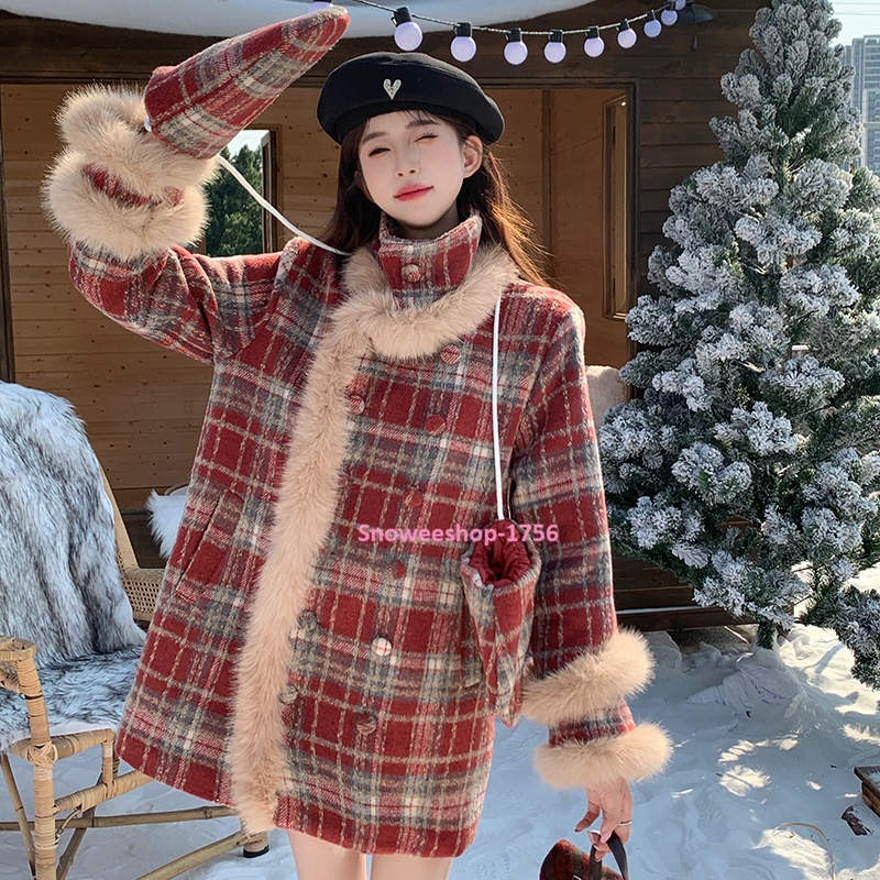 เสื้อโค้ทผู้หญิงสไตล์เกาหลี โค้ทลายสก๊อตบุนวมด้านใน แต่งปกคอใส่แบบพับและคอตั้ง พร้อมขนเฟอร์ชายแขนเสื้อมาพร้อมถุงมือลายเดียวกัน