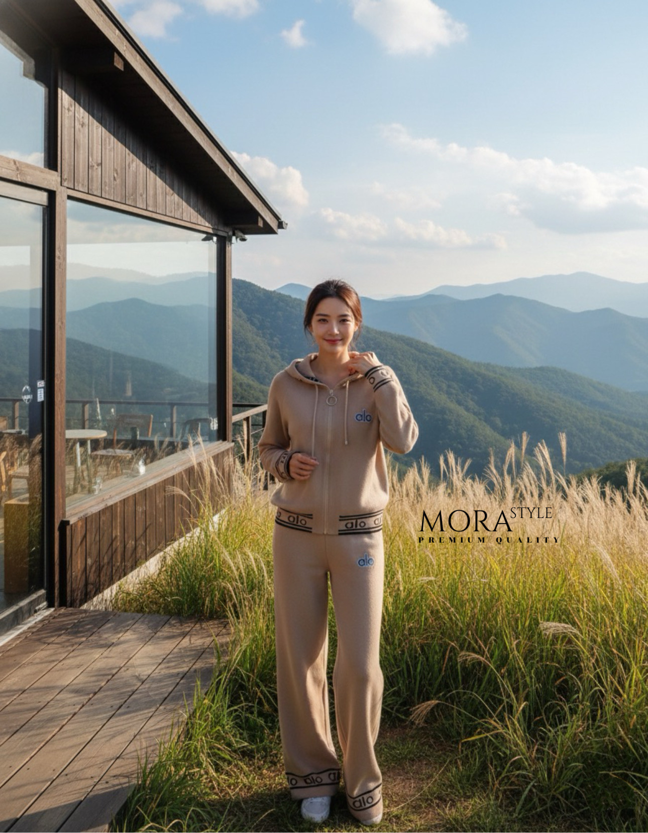 เซ็ตไหมพรม 2 ชิ้น เสื้อแขนยาวมีฮู้ดหมวกงานซิปรูดด้านหน้า มาพร้อมกับกางเกงขายาวปักแต่งโลโก้ทั้งเซต ใส่เที่ยวขึ้นเขาขึ้นดอยได้หมดเลยค่ะ