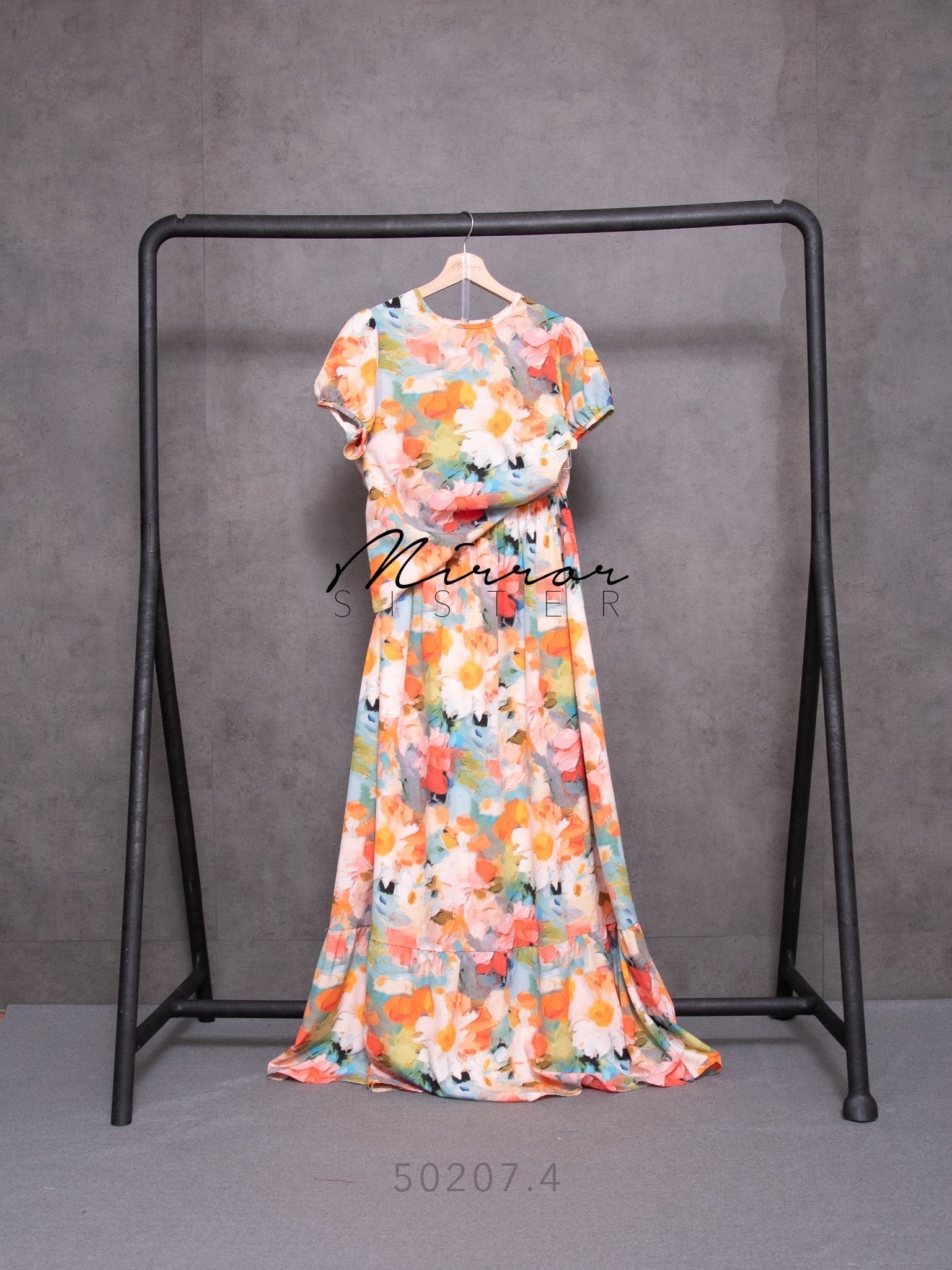MiRRoRSiSTER's CALENDULA SET•• เซ็ทลายดอกสีสันสวยสดใส ช่วงบนเป็นเสื้อทรงน่ารัก แขนสั้นตุ๊กตา ทรงเบสิคใส่ง่าย แมชคู่กับกระโปรงยาวทรงAชายระบาย มีซับใน ด้านหลังเอวสม็อค ใครใส่ก็สวย ดูผอมเพรียว โดดเด่นดูดีแน่นอน ต้องมีติดตู้