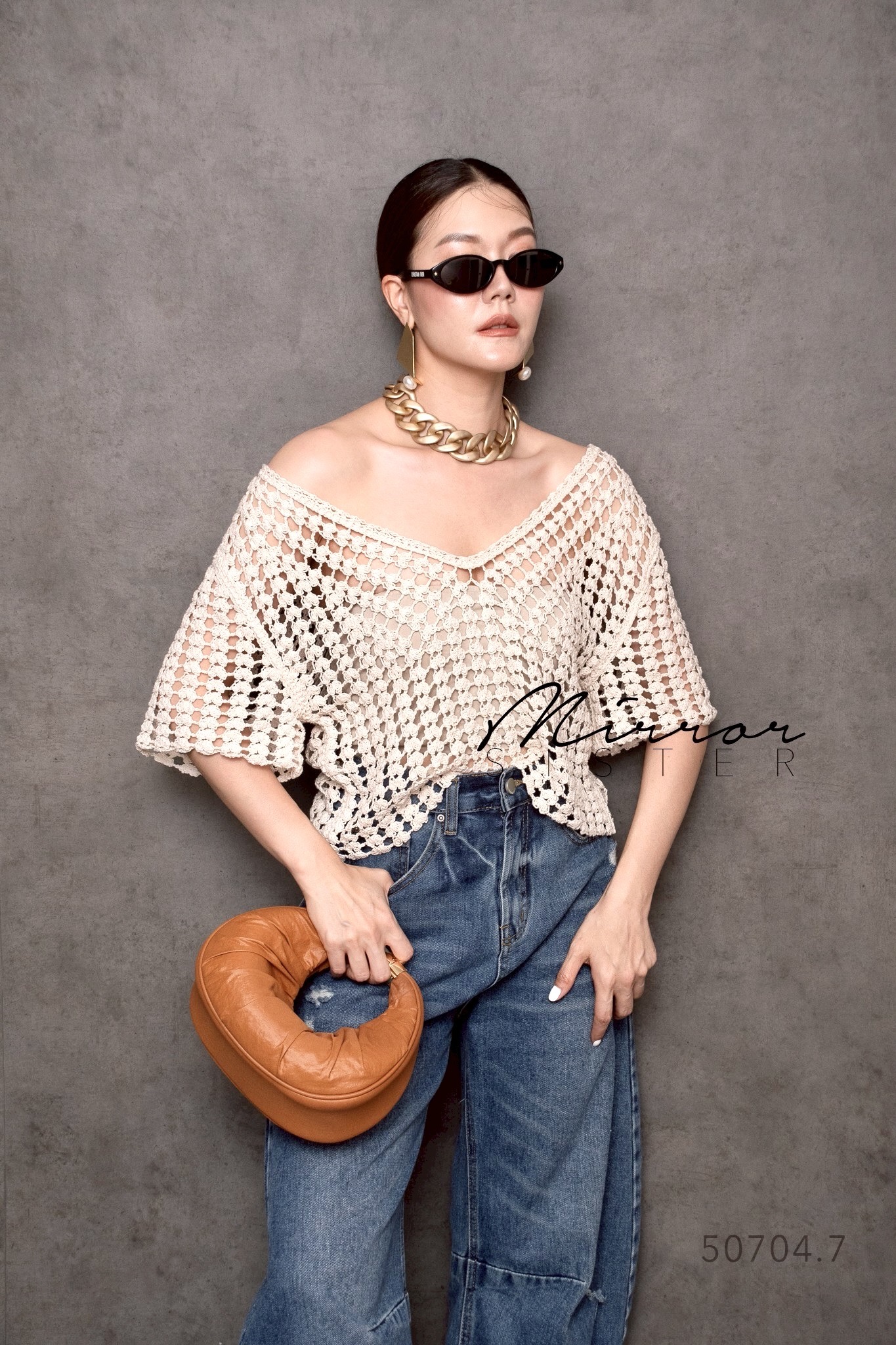 MiRRoRSiSTER's HEY CRoCHeT BLoUSE•• เสื้อถักโครเชต์ดีไซน์เปิดไหล่เล็ก ๆ พร้อมดีเทลไขว้ด้านหน้า/หลัง ที่ปรับใส่ได้ 2 แบบในตัวเดียว! จะใส่โชว์หลังแซ่บ ๆ หรือใส่แบบครอสด้านหน้าก็ได้ลุคที่ต่างแต่สวยไม่แพ้กัน