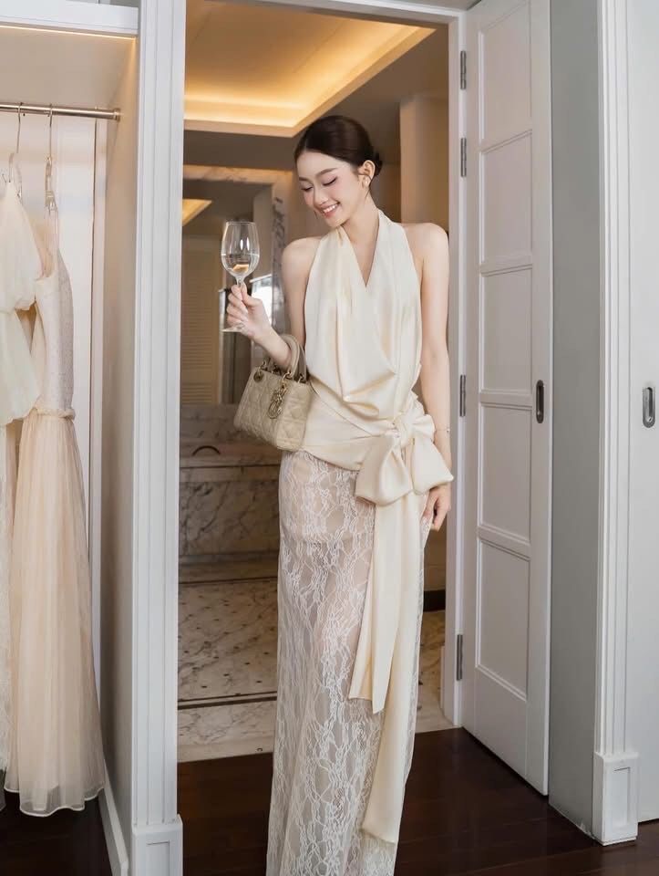 เซ็ตเสื้อคอถ่วงชายผูกเอว มาพร้อมกระโปรงลูกไม้ซีทรูทรงเข้ารูป งานสวยแค่ไหนให้ภาพบรรยายค่ะ ใช้ผ้าอย่างดีในการตัดเย็บค่ะ บุซับ งานสวย มาในโทนสีครีมทองสวยหรูดูแพงมาก คอมพลีทลุคครบจบในชุดเดียว #showroombrand #งานป้ายshowroom #งานป้ายคุณภาพดี #งานแฟชั่น #เสื้อผ