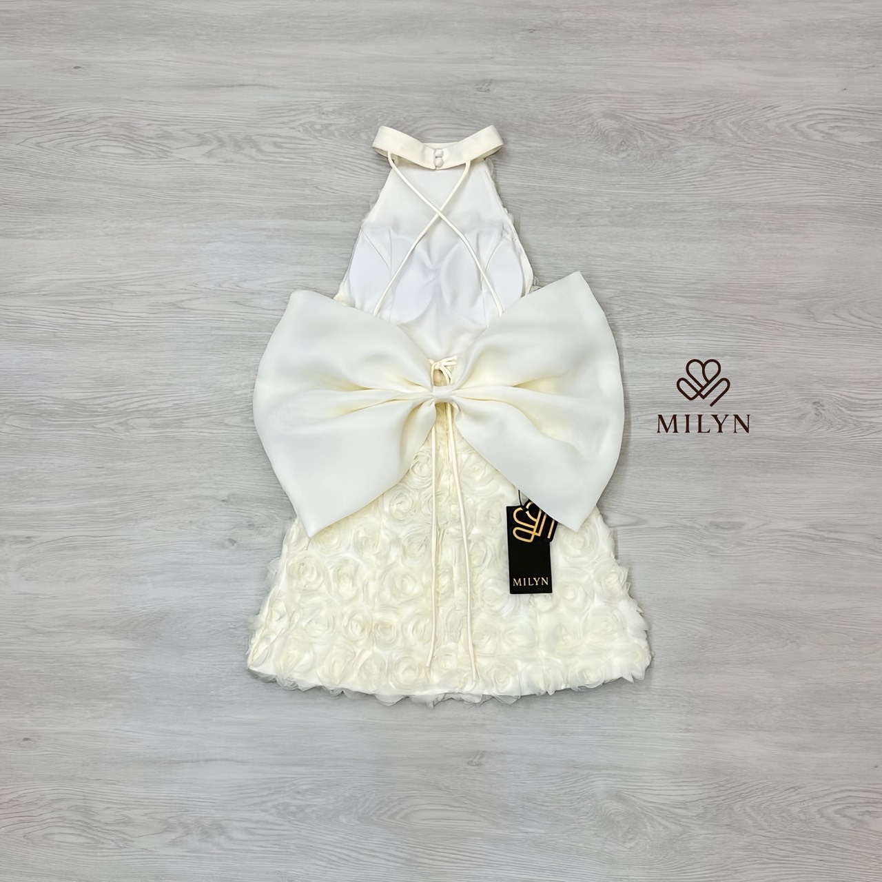 มินิเดรสแต่งดอกกุหลาบทั้งตัว ดีเทลเนื้อผ้าแบบ 3D ทำให้ชุดดูโดดเด่นมากขึ้น คอฮัลเตอร์ช่วยเสริมลุคให้ดูเพรียวและหรูขึ้นไปอีกขั้น ด้านหลังเปิดหลังสวย พร้อมโบว์ใหญ่สุดละมุนเป็นไฮไลต์ของชุด ใส่แล้วน่ารักปนความหวานแบบผู้ดีมากกกก 💙 ตัวเดรสทรงสวย