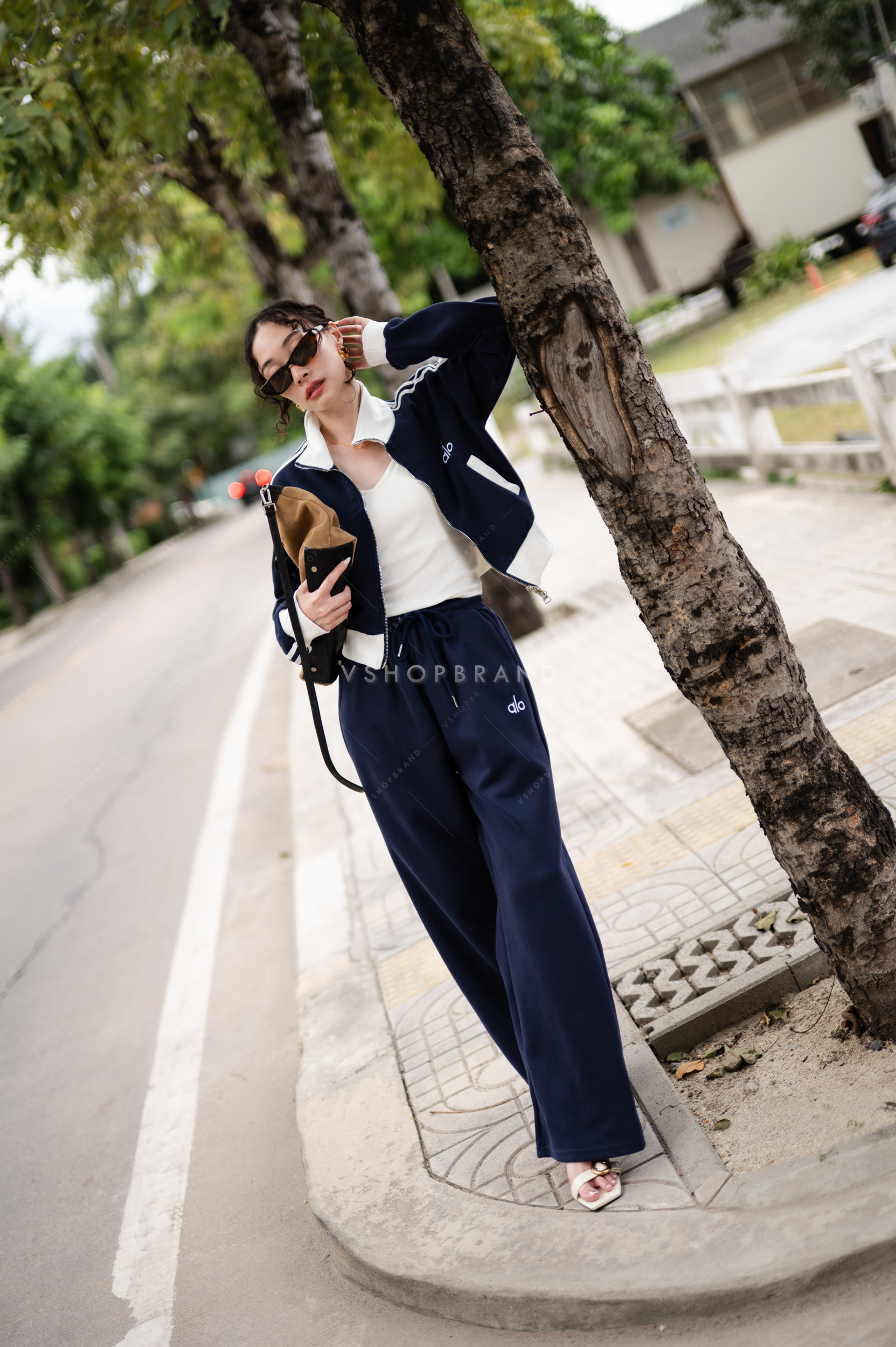 Set เสื้อวอร์มแขนยาวแถบไทล่ ขลิบขอบปัก al o + กางเกงขายาว