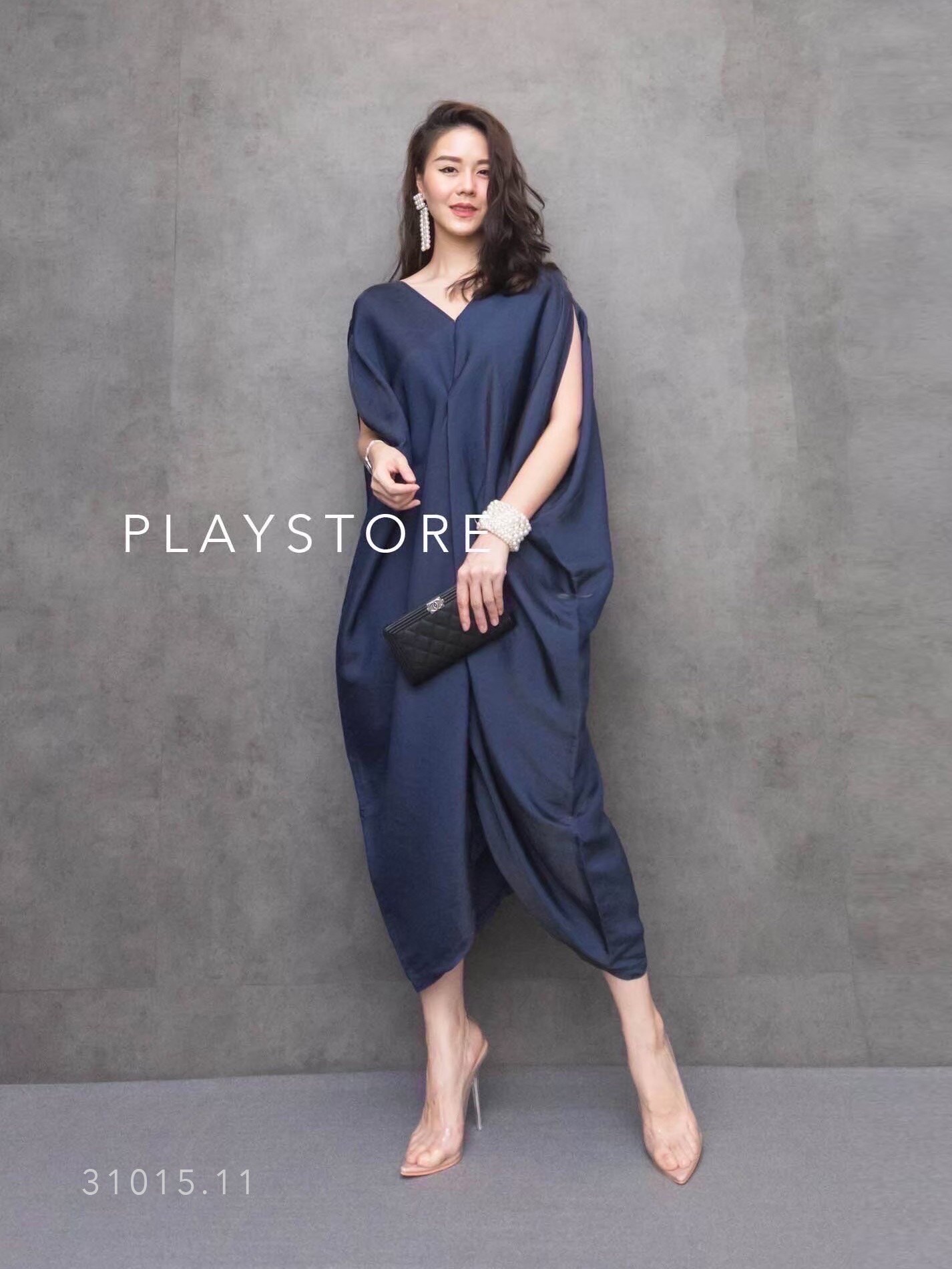 เดรสดีไซน์เก๋ ทรงโคร่งๆ คอวีไหล่เว้า ใส่ออกงานสวยสง่า เนื้อผ้าสวยเล่นแสงดี มีความเหลือบๆประกาย ใส่แล้วผ่องมีออร่า เหมาะกับสาวทุกไซส์ ใส่สบายสุดๆ ใส่ออกงานเริ่ด..ตอบโจทย์ทุกโอกาส หรูหราทุกสี!!! #mirrorsister #ถ่ายจากสินค้าจริง #งานป้ายMiRRoRsister #31015.1