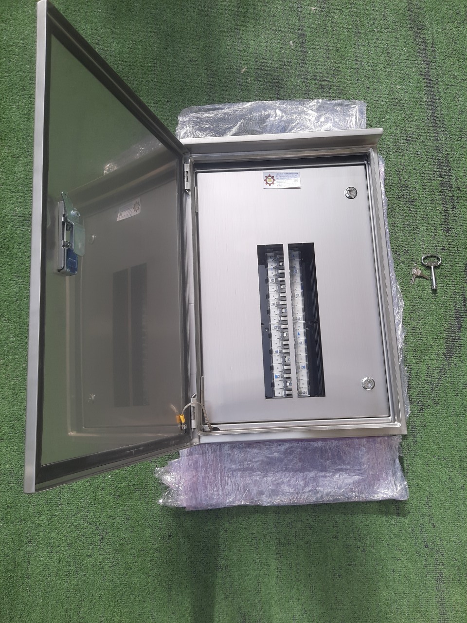 Main LUG 100A ตู้สแตนเลส 304 มีหลังคาสโลป W450xH650xD152mm. (36ช่อง)