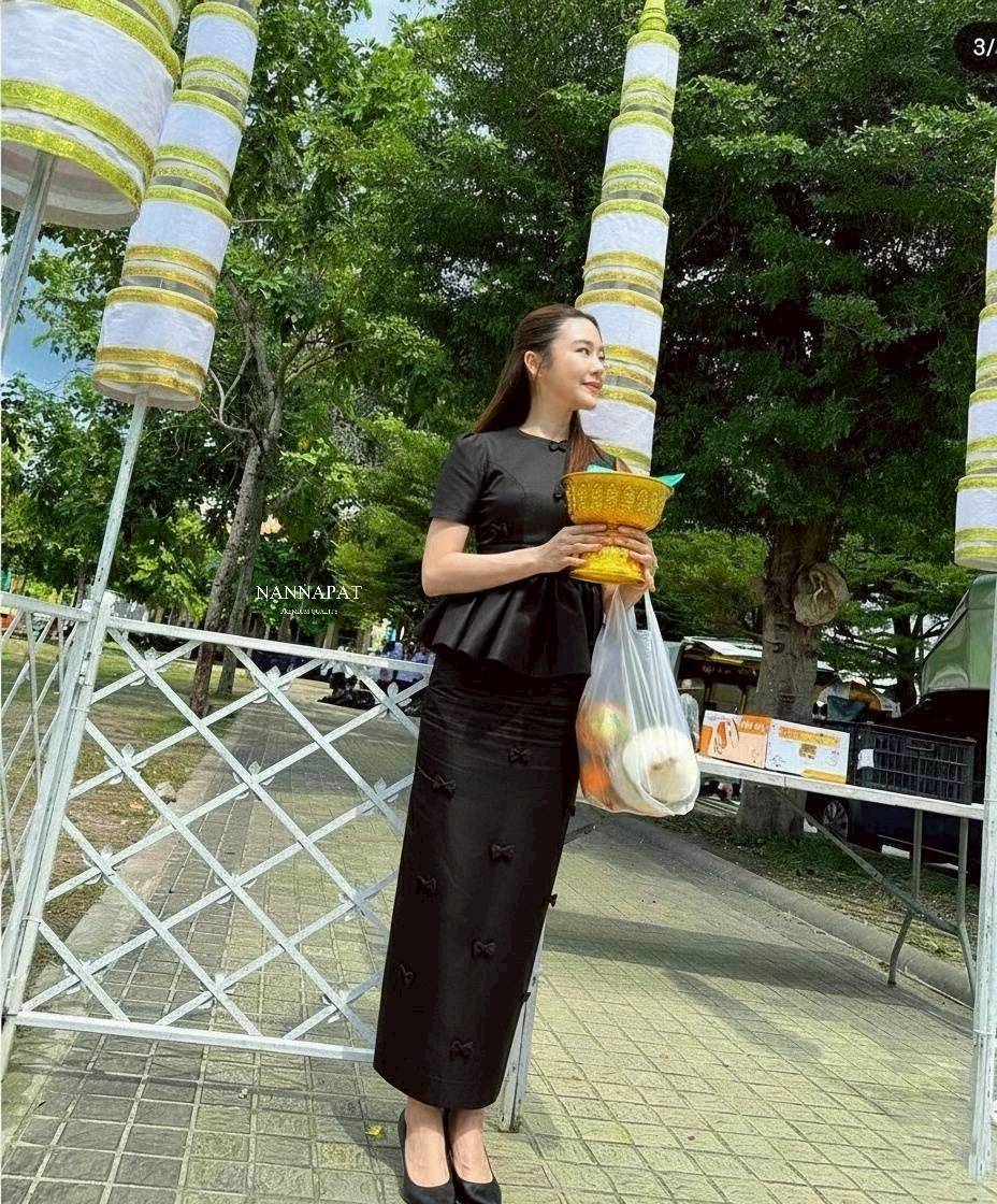 เซ็ทกระโปรงดำ สวย สุภาพ ดูดี งานคล้ายผ้าไหมเลยนะคะ อย่างกับชุดที่ขายราคาเป็นพัน เสื้อน่ารัก ซิปหลัง มีฟองน้ำอก กระโปรงก็ทรงสวย ทั้งเสื้อ กระโปรง เค้าจะแต่งโบว์เล็กๆทั้งตัว น่ารักดูดี ใส่ทำงานได้คะ