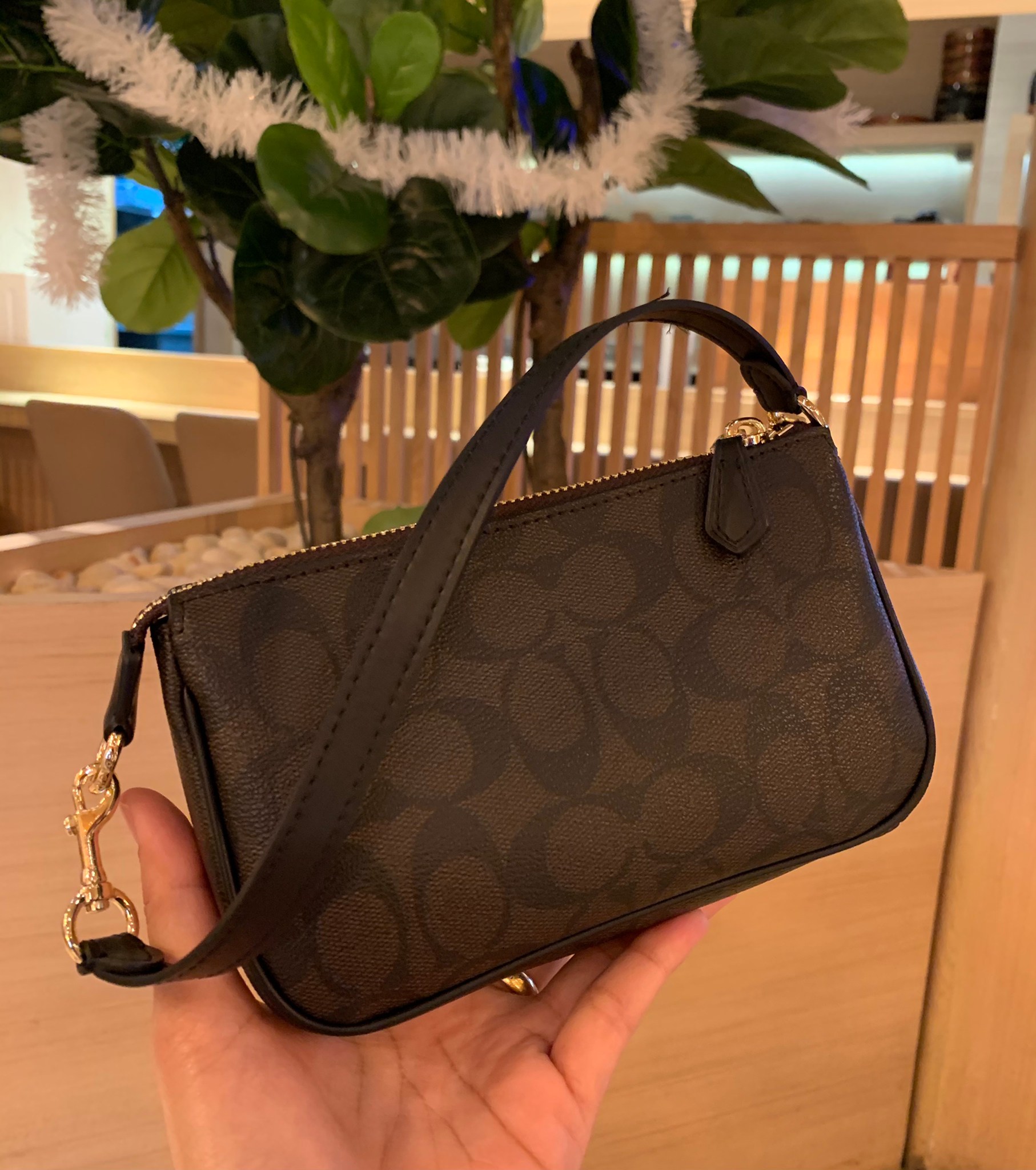 กระเป๋าสะพายไฮโซน่ารักลายคริสมาตร์ แบรนด์เนมโค้ชสีน้ำตาลดำลายC COACH NOLITA HANDBAG