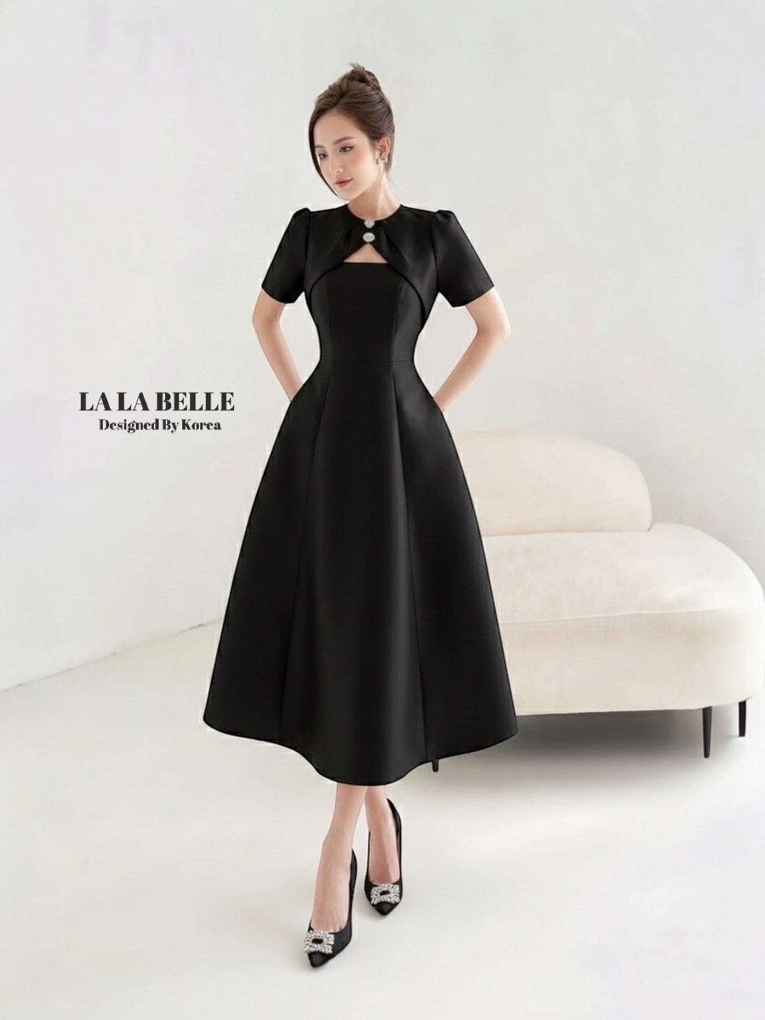 เดรสสีดำผ้าสูทรุ่นฮอตผ้าดีมากเข้าเพิ่มแล้วค่ะคอกลมแขนสั้นแต่งกระดุมช่วงคอด้านหน้าเหมือนคลุมไหล่เอวเข้าทรงตีเกล็ดหน้ากระโปรงยาวทรงสวยใช้ผ้าเยอะมากผ้าสูทอัดกาวอย่างดีงานละเอียด