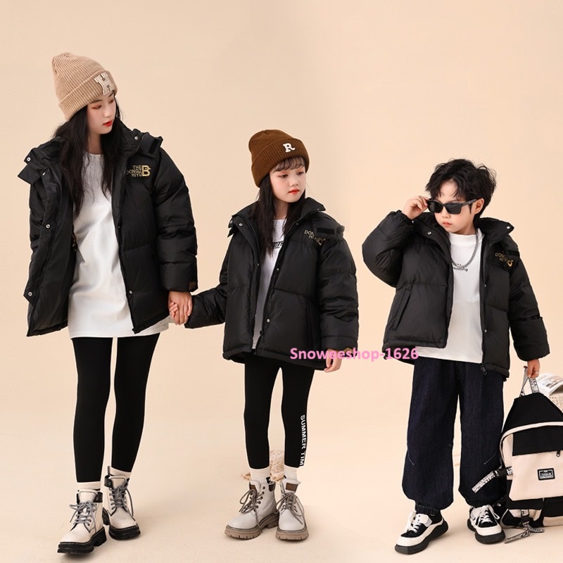Down Jacket for kid เสื้อกันหนาวแม่ลูก เสื้อกันหนาวขนเป็ดสังเคราะห์เกรดพรีเมี่ยมทอด้วยเทคโนโลยีสำหรับกันหนาว พิเศษพร้อมสายสะพายหลัง เสื้อกันหนาวสำหรับเด็กผู้ชายและเด็กผู้หญิงใส่แบบครอบครัว กันหนาวติดลบ ใส่ลุยหิมะ กันน้ำ กันหิมะ มีสายปรับฮู้ด