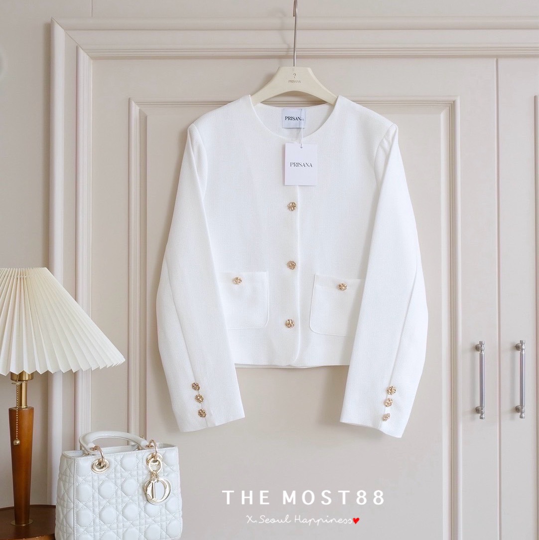 เสื้อคลุมสไตล์สูท งานผ้าทวีตเกรดแพง ใส่ไม่คันระคายผิว ตัดเย็บซับในแบบเดียวกับงานเบลเซอร์เกรดห้าง ดีเทลแต่งกระดุมโลหะสีทองสวยติดแกรม