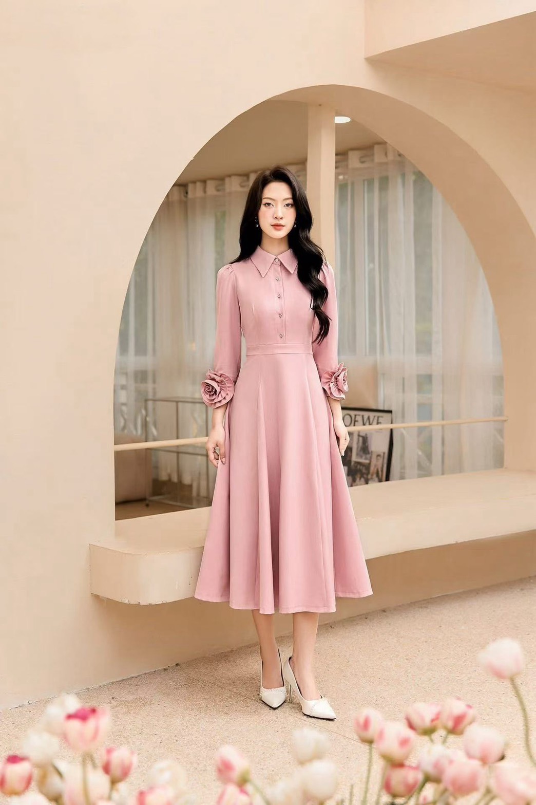 Maxiเดรสคอปกแขนยาว สีชมพู ทรงสวย มีเข็มกลัดดอกไม้3Dดอกใหญ่ที่ปลายแขน เพิ่มมิติให้กับชุด อกเย็บแต่งกระดุมใช้งานได้จริง (มีซิปหลัง) แพทเทิร์นเป๊ะมาก เย็บซับอย่างดี ผ้านิ่มดีมาก ผ้าพริ้วใส่สบาย