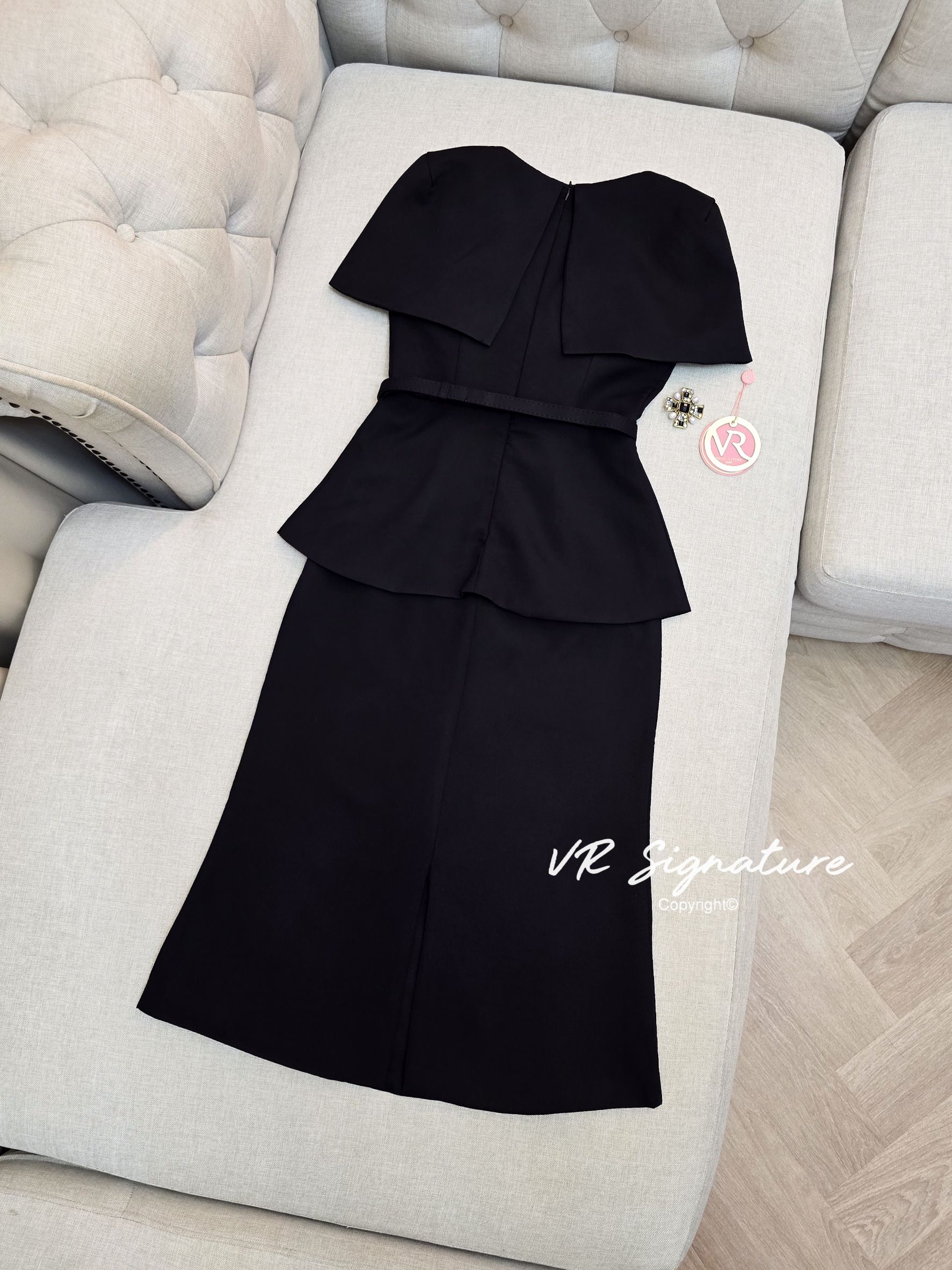 Dress ยาวทรงสวย ดีเทลแต่งผ้าคลุมช่วงไหล่ แต่งกระดุมเรียงด้านหน้า ชายเสื้อบานเล็กน้อย เอวเข้ารูป แต่งเข็มขัดเข้าชุด ชายกระโปรงแต่งบานเล็กน้อย ด้านหลังแต่งผ่า มีเข็มกลัดแต่งช่วงอก