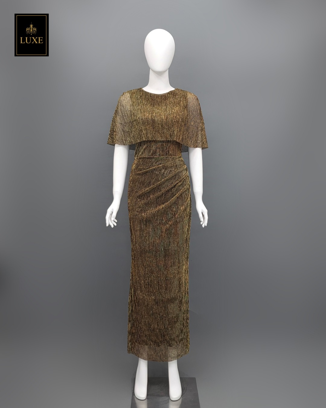 Label : LUXE ☑️ เดรสเสื้อคอกลมแขนกุด ดีเทลเป็นเสื้อคลุมไหล่ในตัว กระโปรงทรงสอบจับเดรป ☑️ ทำจากผ้าราเม่อัดพลีท ผสมดิ้นเมทัลลิค มีประกายเล่นแสงสวย ผ้านุ่มยืดหยุ่น คัตติ้งประณีต ☑️ มีซิปซ่อนและซับในเต็มตัวค่ะ