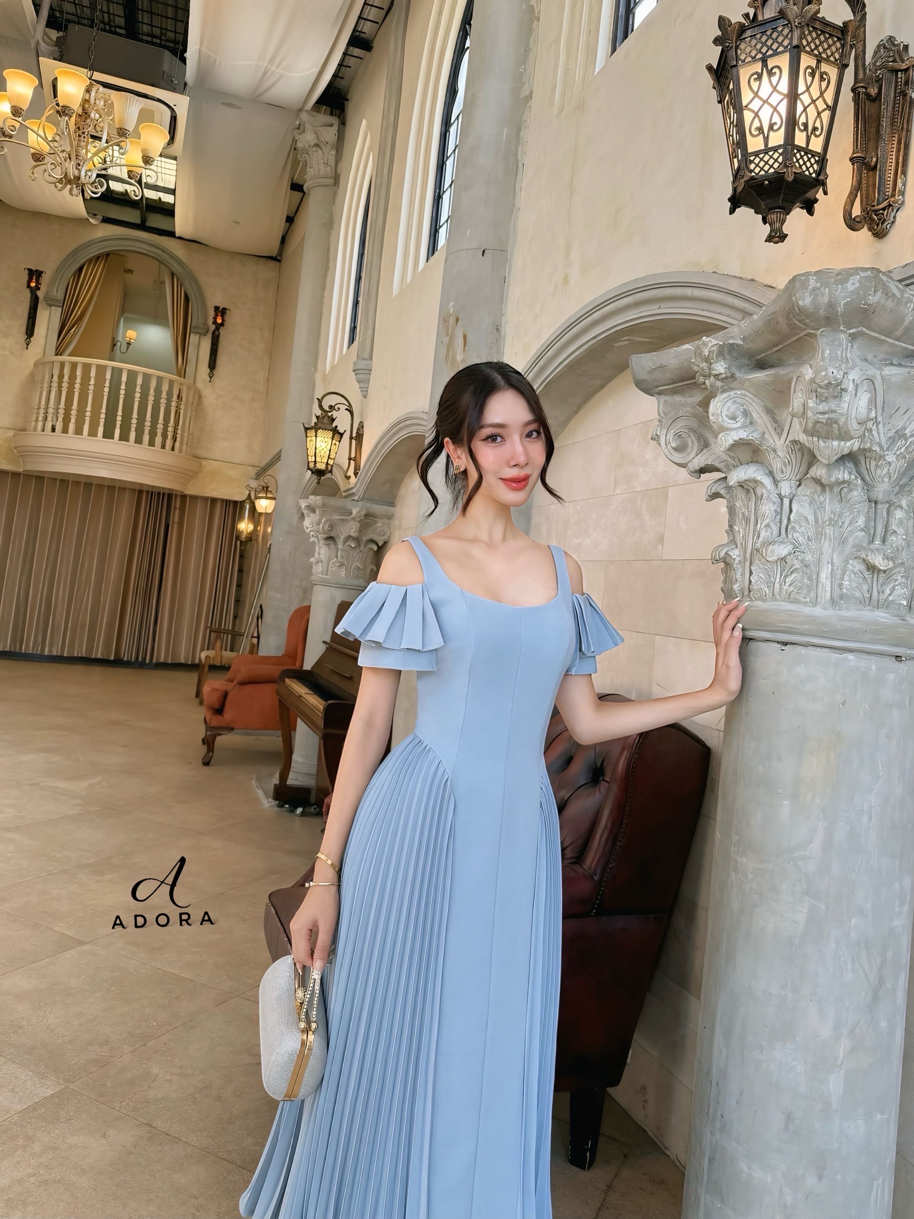 เดรสดีไซน์สายเดี่ยว แต่งดีเทลช่วงแขน ตัวเดรส ใช้ผ้าเนื้อผ้า เกรดพรีเมี่ยมทั้งตัว เนื้อผ้ามีคุณภาพ ใส่แล้วเก็บทรงดูหุ่นเพรียว แต่งดีเทลอัดพลีทด้านข้างทั้งสองข้าง งานมีซับใน งานซิปหลัง สาวๆใส่ออกงาน หรือ ใส่ทำงาน มีติดตู้ไว้ ได้ใช้หลายโอกาสเเน่นอนค่ะชุดนี้