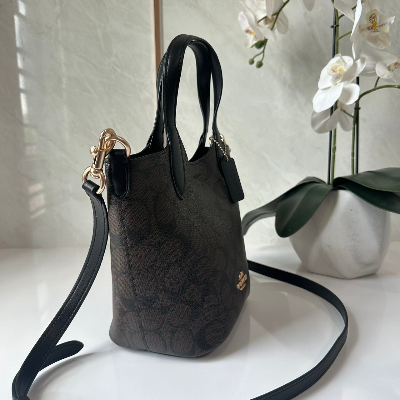 กระเป๋าสะพายไฮโซแบรนด์เนมโค้ชทรงโท้ทขนาด 8 นิ้วสีน้ำตาลดำลาย C COACH HANNA BUCKET BAG (CR256)
