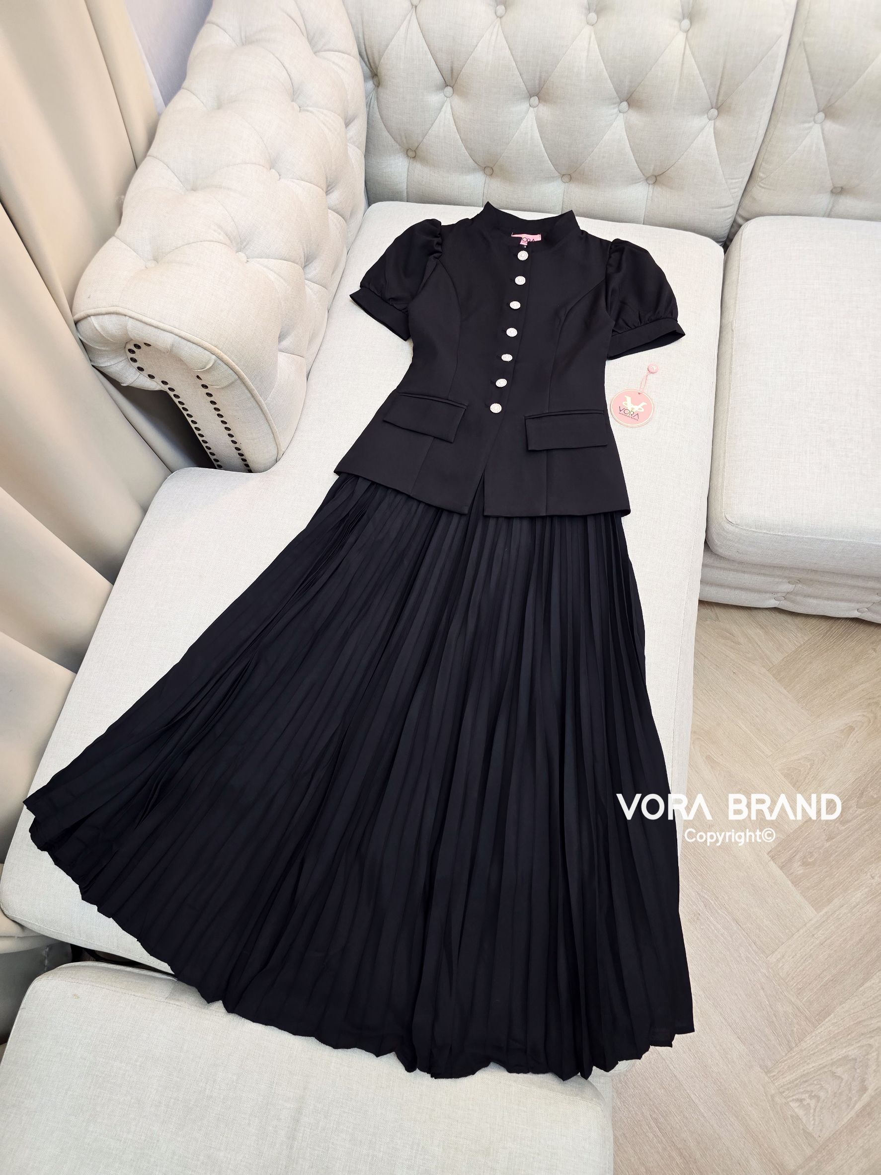 Set เสื้อแขนพอง คอตั้งติดกระดุมเรียงด้านหน้า มาพร้อมกระโปรงยาวอัดพลีททั้งตัวสวยมากค่ะ มีน้ำหนักทิ้งตัว เนื้อผ้าหนาเป็นทรงสวย ซับในทั้งชุดค่ะ... ใส่ออกมาแล้วเป๊ะเว่อร์ แพทเทรินเนี๊ยบสุดๆ ส