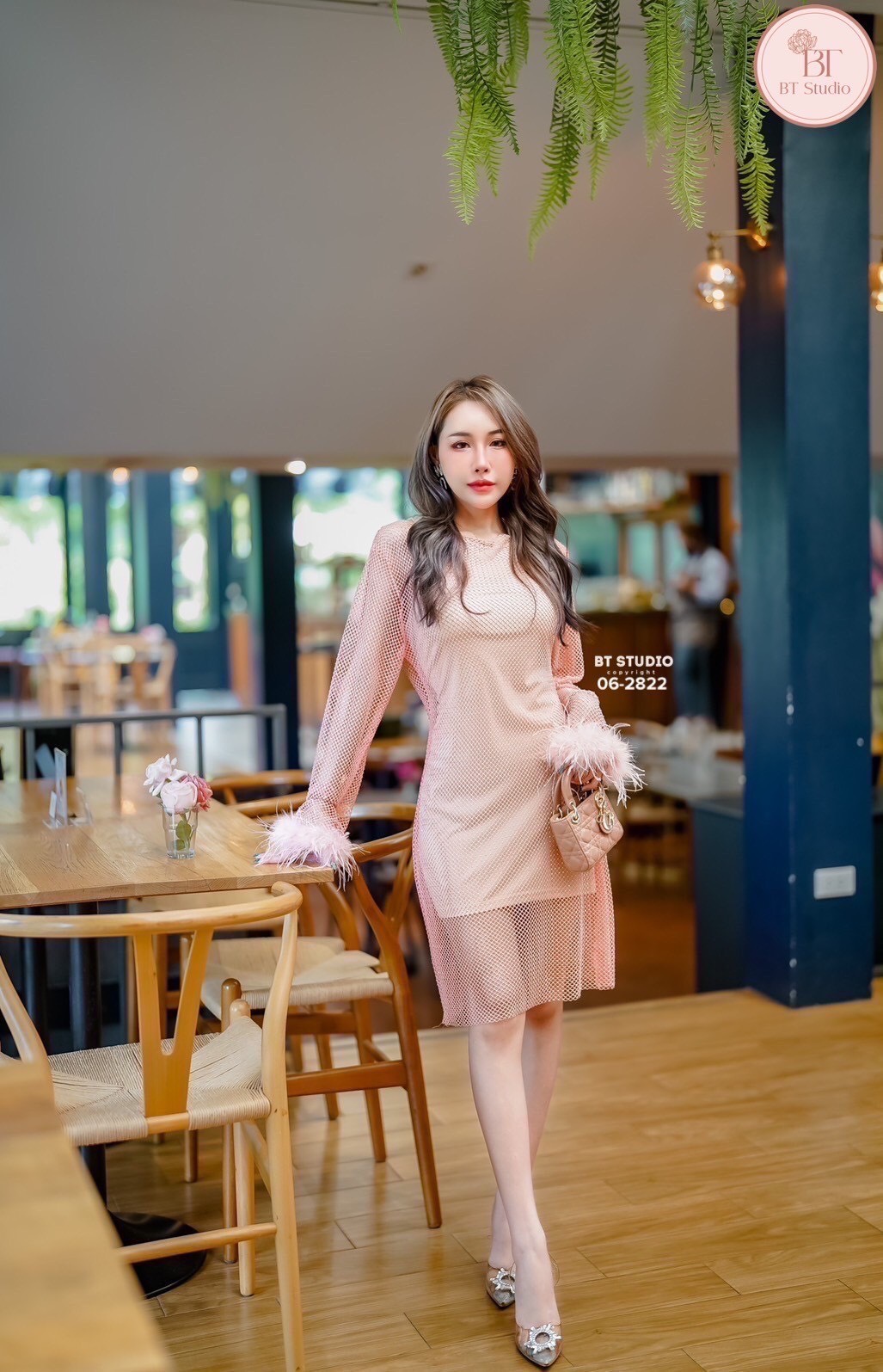 เซท 2 ชิ้น เดรสสั้นแขนยาว เนื้อผ้าตาข่ายแต่งคริสตัลเม็ดเล็ก ๆ ทุก ๆ ช่อง งานสวยม๊าก ปลายชายแขนแต่งขนฟู ๆ ทั้งสองข้าง มาพร้อมซับในสีนู๊ดแขนกุด แมทซ์กันสวย แซ๊บบ แต่ดูแพงค่ะ