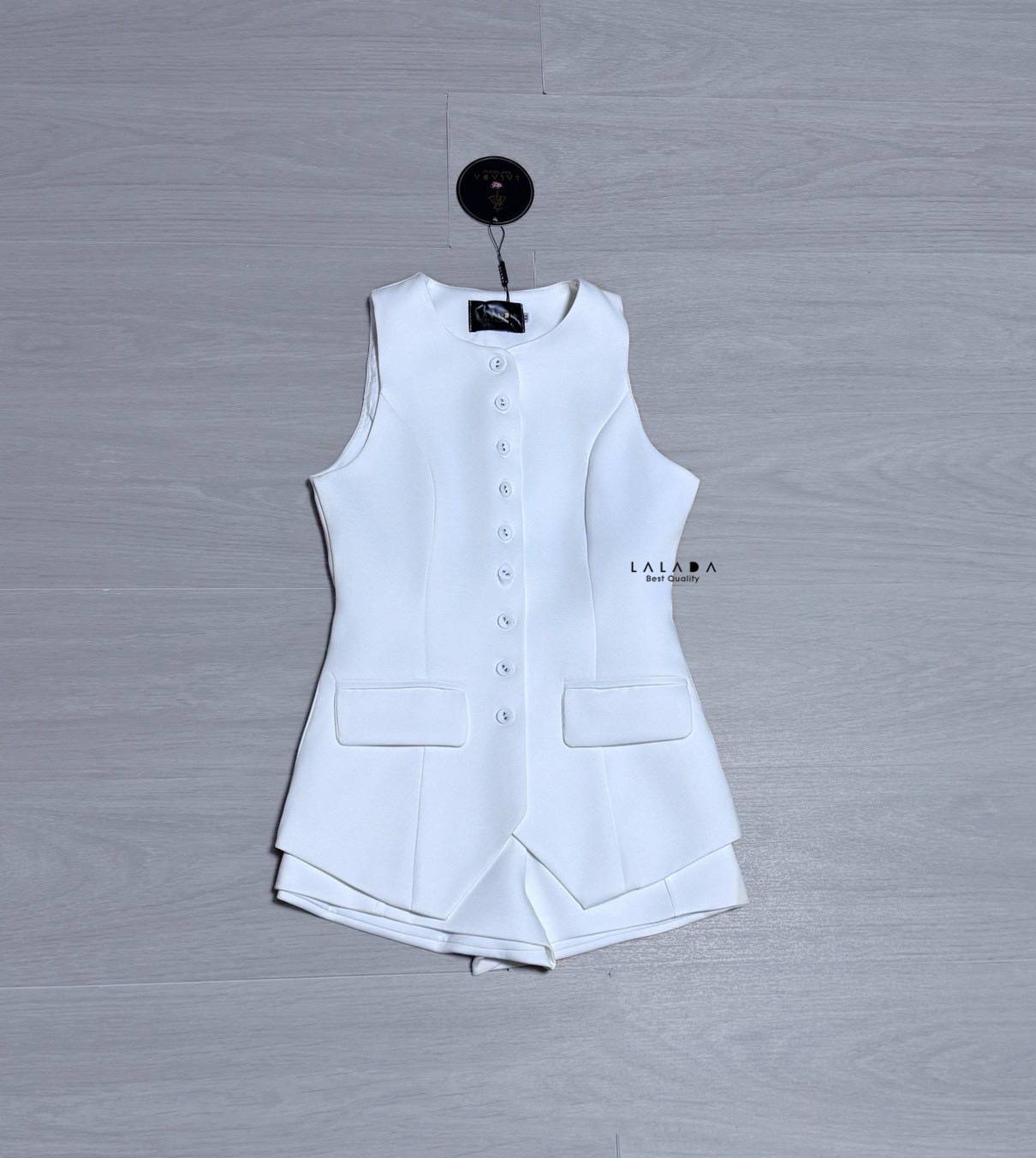 set 2 ชิ้น เสื้อแขนกุดกระดุมหน้าตัดเย็บอย่างดี มีกระเป๋าสองข้างใช้งานได้จริง เนื้อผ้าอย่างดี จับแมทช์กับกางเกงขาสั้น งานซิปหลัง สวยแกลม