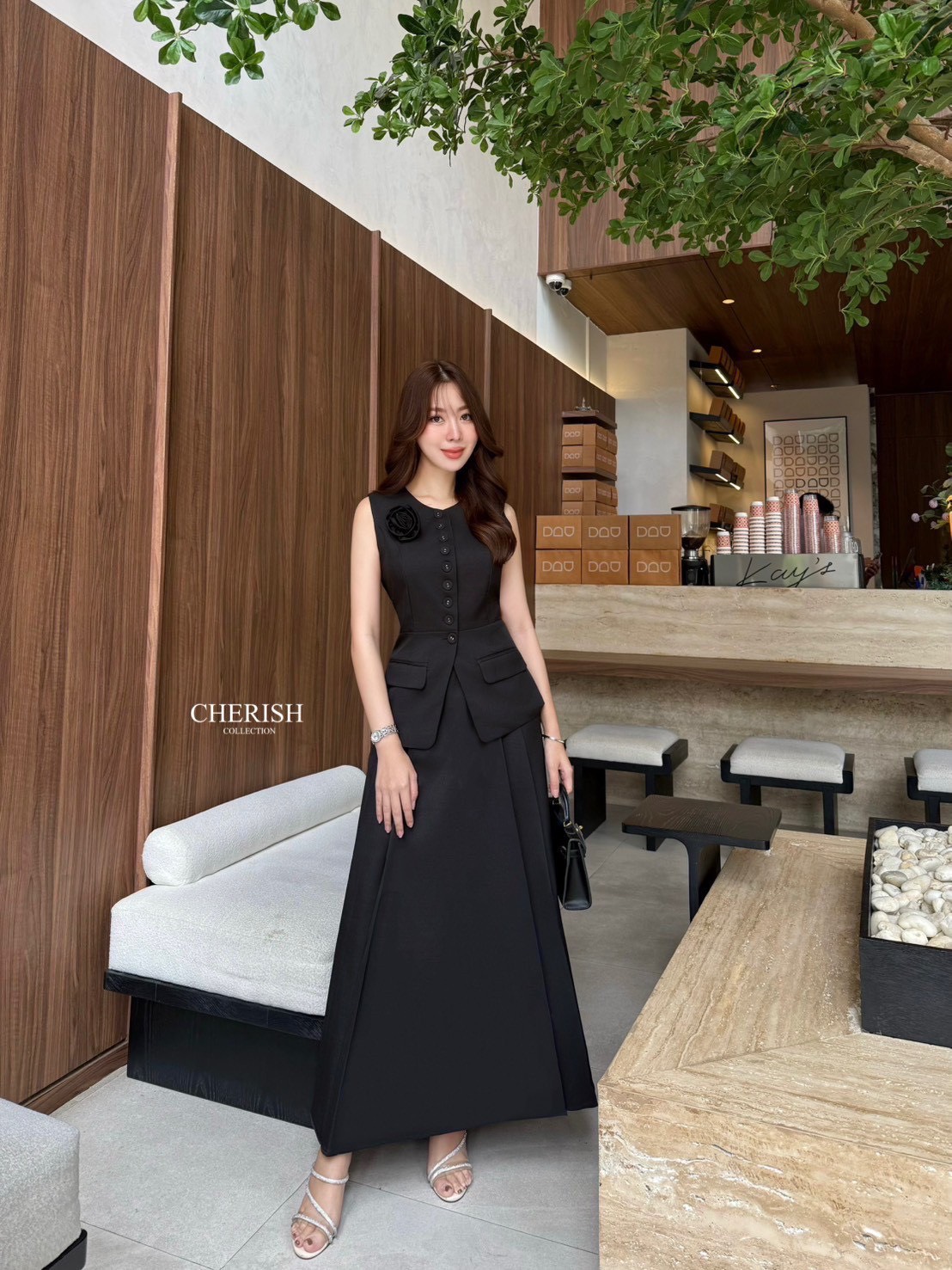 ชุดเซ็ท เสื้อ+กระโปรง สไตล์คุณหนู เรียบหรูดูผู้ดี เสื้อแขนกุดตัวยาวตกแต่งกระดุม มีกระเป๋า 2 ข้างใช้งานได้จริง มาพร้อมเข็มกลัดดอกไม้ จะติดตรงไหนก็ได้ตามใจชอบ ตัวกระโปรงบานเอวสูงจับจีบหน้ามีกระเป๋า 2 ข้าง ซับในอย่างดี จะใส่เดินห้างหรือไปงานสังสรรค์เข้าสังคม