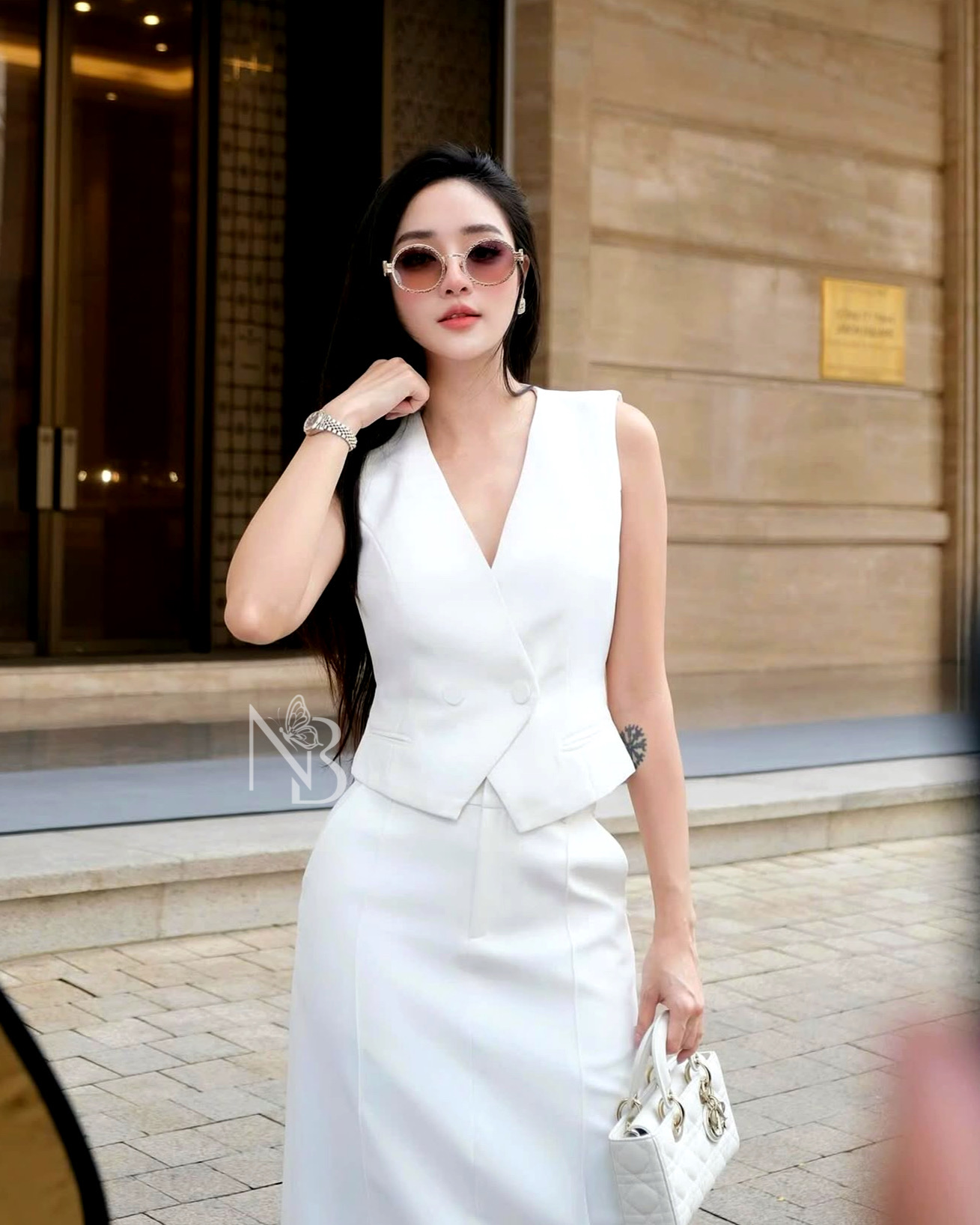 ชุดเซ็ตเสื้อแขนกุดคอV ดีไซน์สวยหรูด้านหน้าแต่งกระดุม มีสายปรับขนาดด้านหลัง มาคู่กระโปรงยาวเอวสูง ผ่าหลัง เย็บเกล็ด 2เส้นด้านหน้า ทำให้ดูหรู ไม่เชย งานมีซับ มีบราอย่างดี ที่สำคัญผ้าเกรด Premium อยู่ทรง สามารถใส่ออกงาน ใส่เดินห้าง ช้อปปิ้งได้แบบชิวๆ ลุคhi-c