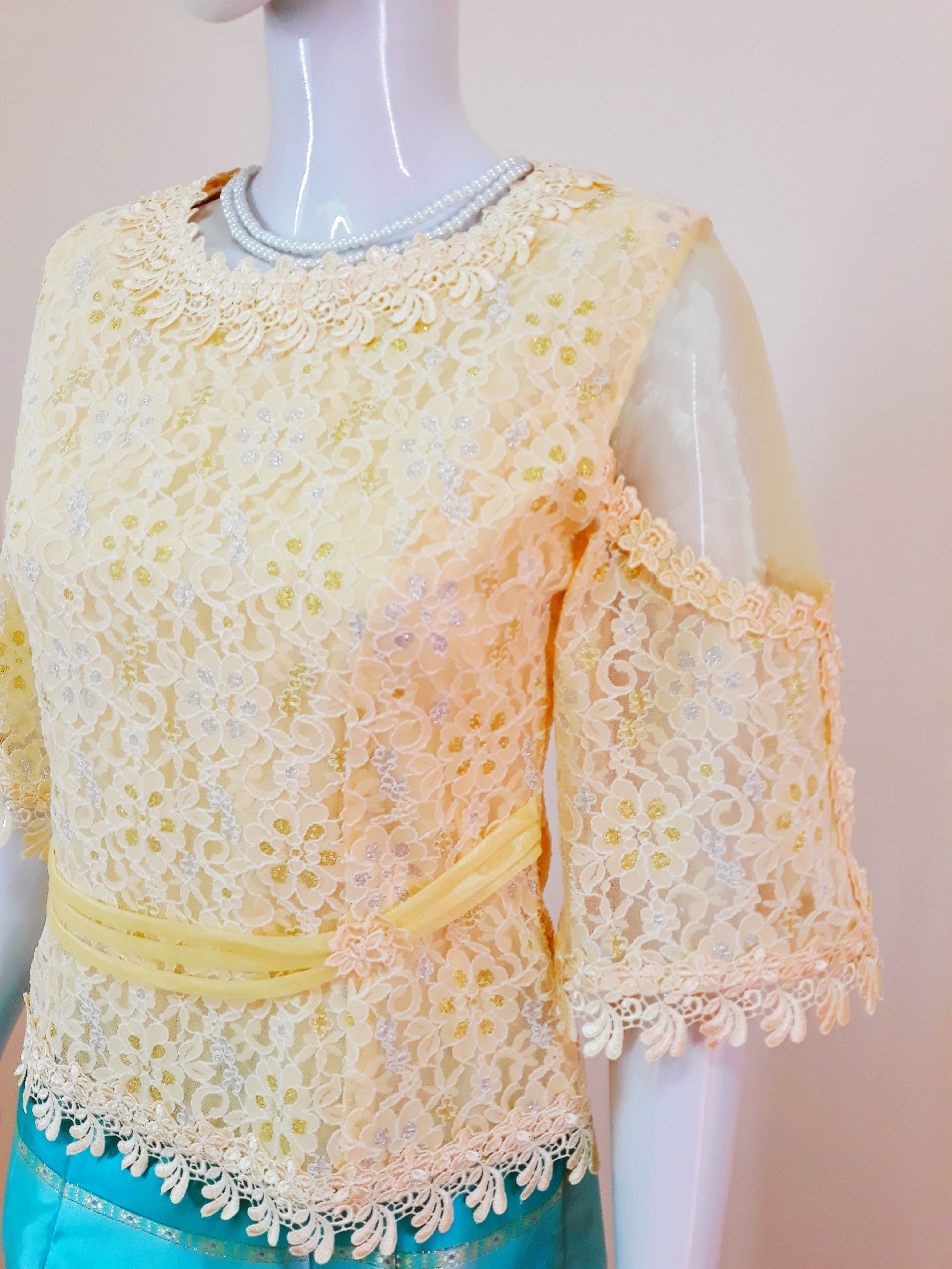 เสื้อลูกไม้ สีครีม สวยหรู ดูดีมีระดับ มีซับในตัว (อกวัดเต็ม37 : รอบอก 34-35 นิ้ว/ใส่ได้)