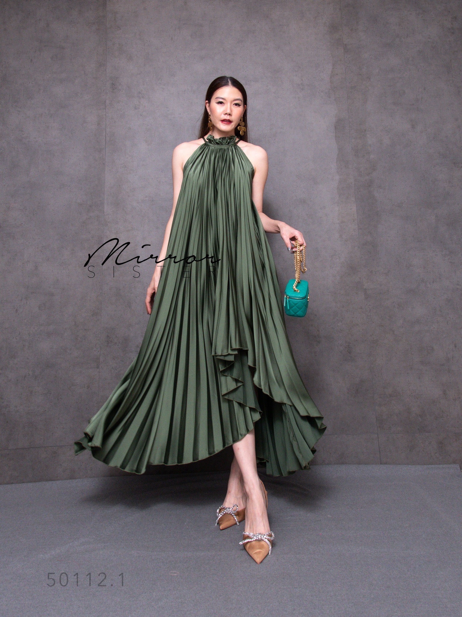 MiRRoRSiSTER's La ViViéR PLeaTed DReSS•• เดรสผ้าซาตินPremiumแขนกุดอัดพลีททรงสวยหรูหรามาก ใช้ผ้าเยอะไม่มีหวง!! ใครใส่ก็เริ่ด สวยLuxury ใส่แล้วอำพรางหุ่นที่1!! ดีเทลช่วงคอกุ๊นระบายน่ารักดูดี แพทเทรินเดรสทรงปล่อย ช่วงกระโปรงทรงAชายบานมาก แต่งชายสูงต่ำไม