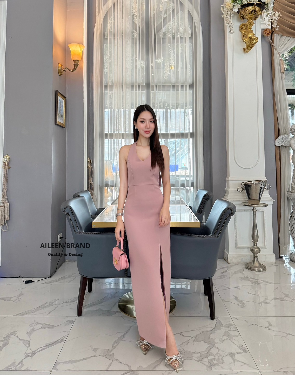 เดรสยาวคล้องคอ ทรงเข้ารูป อกเสริมฟองน้ำ ดีเทลแต่งผ่าหน้ายาว มีชับในตัว ซิปหลังช่อน มาพร้อมเข้มกลัดโบว์ใหญ่สีเดียวกับชุดติดด้านหน้าคือเริส สวยลงตัวสุดค่ะ ห้ามพลาด