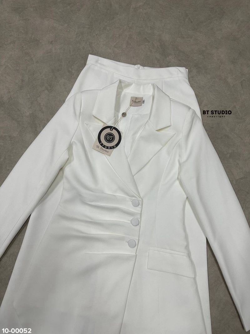 TAG : BT studio DETAIL : เซท 2 ชิ้น เสื้อเบเซอร์แขนยาวคอปก แต่งกระดุมเฉียงข้างเล็กน้อย แต่งจับจีบช่วงกระดุม ปลายชายข้างนึงแต่งปลายเฉียงยาวกว่าอีกข้าง มาพร้อมกางเกงขายาวเอวสูง กระเป๋าใช้งานได้จริง เนื้อผ้าสวย คัตติ๊ง premium quality