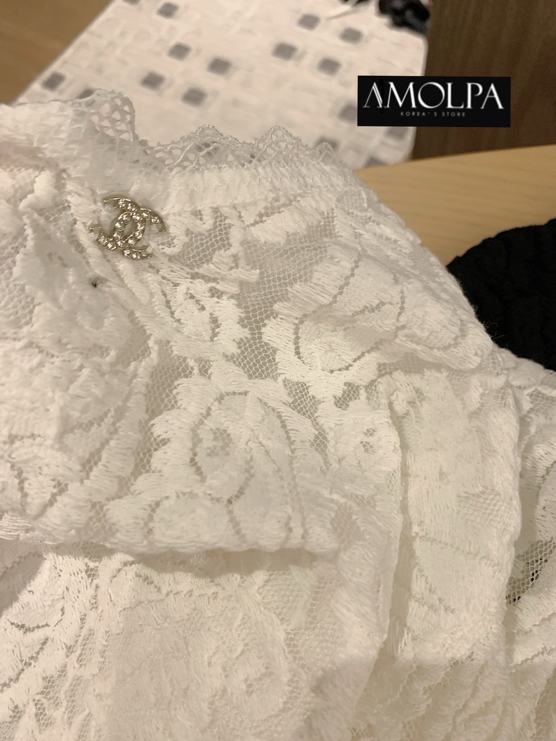 เสื้อแขนยาว CH แต่งลูกไม้ LOGO CC เนื้อนิ่ม สวยหรู ดูแพง สวยม๊ากกกกก เนื้อผ้าดีมากๆค่ะค๊าลูกค้า ผ้าเย็นๆ ใส่สบายสุดๆ แมทซ์กับอะไรก็สวย เข้ากันได้