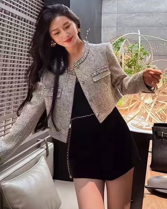 Label :: AURORA by RAMI-PAPHA Setเสื้อทวิสสีสันเรียบหรูหรา สวยสะดุดตา งานมีเทคเจอร์ในตัว ด้านหน้าแต่งกระดุมใช้งานได้จริง ช่วงไหล่เสริมฟองน้ำเพื่อทรงสวย มีซับใน