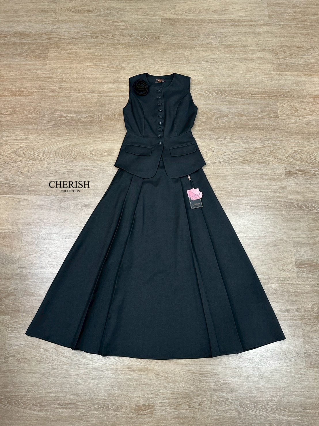 ชุดเซ็ท เสื้อ+กระโปรง สไตล์คุณหนู เรียบหรูดูผู้ดี เสื้อแขนกุดตัวยาวตกแต่งกระดุม มีกระเป๋า 2 ข้างใช้งานได้จริง มาพร้อมเข็มกลัดดอกไม้ จะติดตรงไหนก็ได้ตามใจชอบ ตัวกระโปรงบานเอวสูงจับจีบหน้ามีกระเป๋า 2 ข้าง ซับในอย่างดี จะใส่เดินห้างหรือไปงานสังสรรค์เข้าสังคม