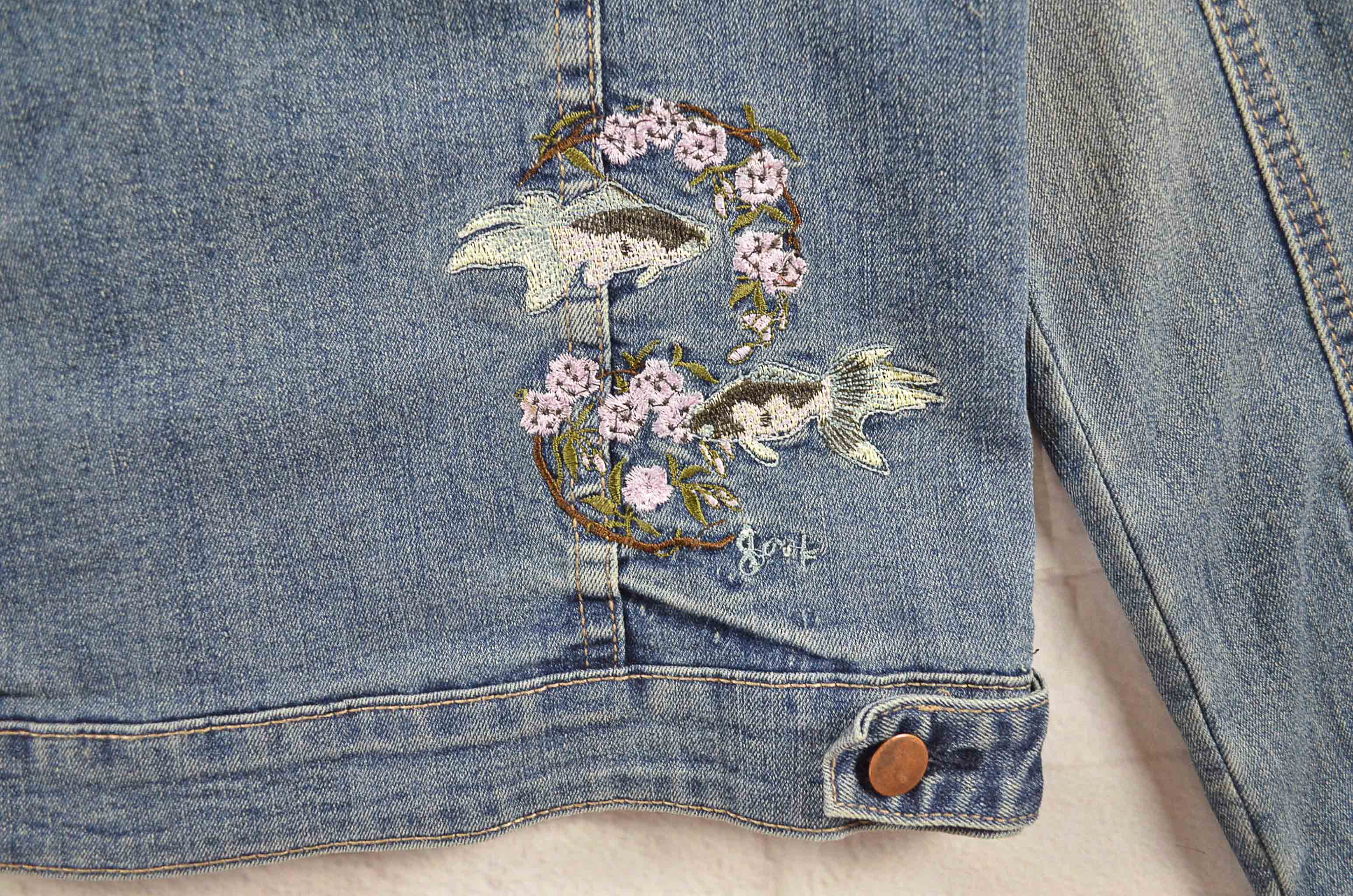 JEANS อกจริง36' (S) เสื้อแจ็คเก็ตยีนส์ เสื้อยีนส์แขนยาวหญิงชาย เนื้อผ้านุ่ม ไม่แข็งใส่สบาย ลายปักรูปปลาข้างหลังสวยมาก