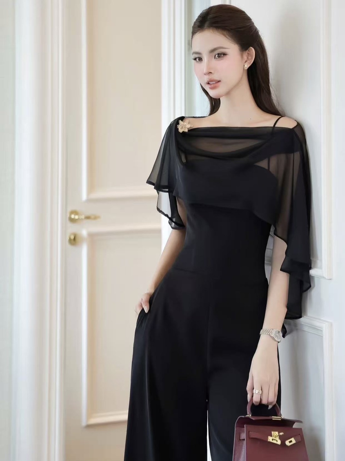 จั้มสูมสายเดี่ยวขายาว มาคู่กับซีทรูตัวสั้นคลุม และเข็มกลัดดอกไม้อะไหล่ทองแยกชิ้นได้ สามารถใส่แมทได้ตามใจชอบ สวย หรู ลูกคุณมากๆค่า รุ่นนี้ควรค่าแก่กสรเก็บต้องมีเลยค่า