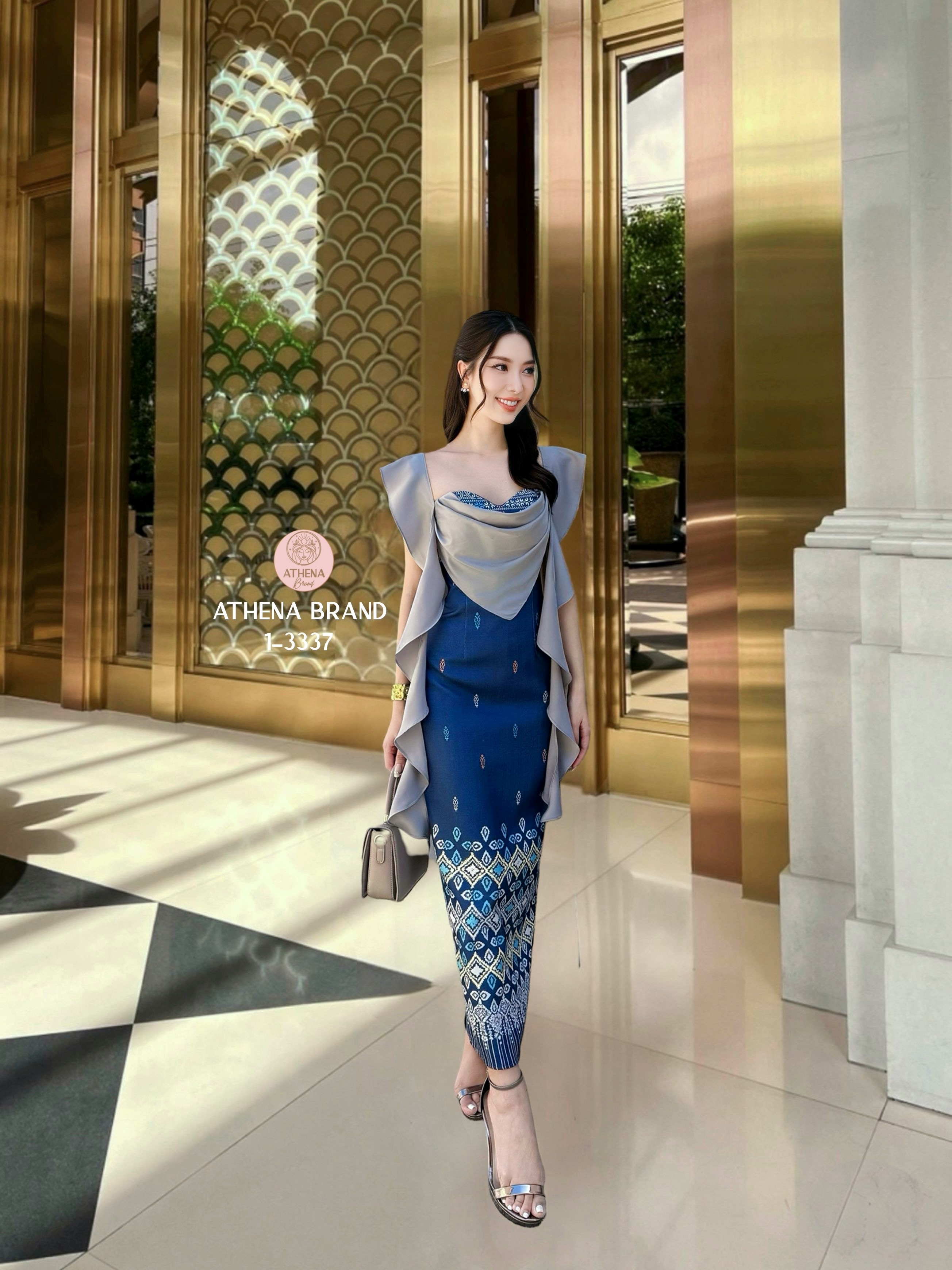 Dress Maxi Dress พิมพ์ลายดีไซน์ตัดต่อผ้าแต่งระบาย หน้าอกเสริมฟองน้ำจัดทรงสวย ชายกระโปรงด้านหลังผ่า เนื้อผ้าดี๊ดีมีTexture งานมีซับใน สวมใส่แบบซิปด้านหลัง สอดแทรกดีเทลความสวยหวานและความเรียบหรูได้ลงตัวเป๊ะ งดงามอย่างกุลสตรีไทยค่า