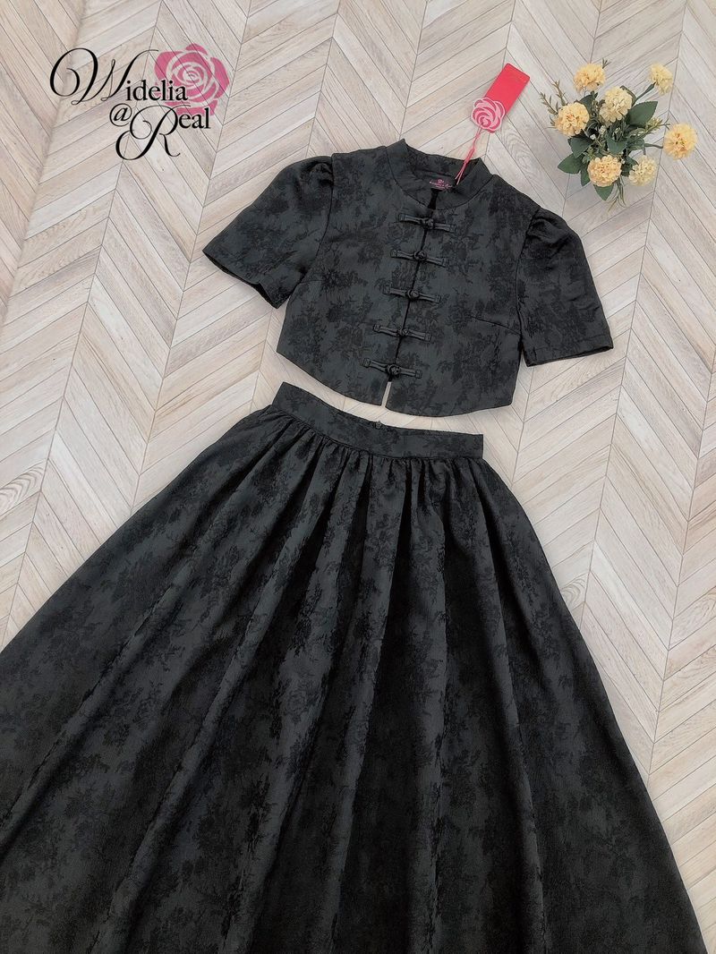 Set เซ็ตกี่เพ้า เสื้อแขนสั้นกับกระโปรงยาว ตัวเสื้อกี่เพ้าติดกระดุมหน้า กระโปรงยาวทรงบาน เอวสูง เนื้อผ้าทอลายนูน โทนสีดำ เนื้อผ้าดีมีน้ำหนัก ใส่สบาย ชุดนี้งานสวยมากๆ ทรงสวยเป๊ะสุดๆ แนะนำเลย รับรองใส่ออกมาไม่ผิดหวังการันตีให้เลย บอกเลยห้ามพลาดเด็ดขาดงานดีงา