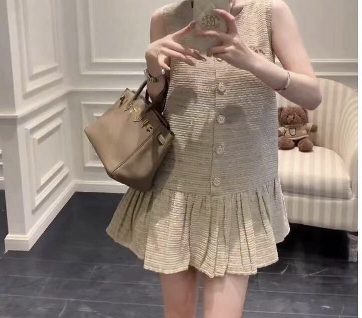 เดรสผ้าทวีตสไตล์หรูหรา ติดกระดุมคริสตัล คลาสสิค แบบ Parisian chic แพลตเทินดีงาม ใส่สวยเปะสุดๆ ของดีหมดไวนะคร๊า
