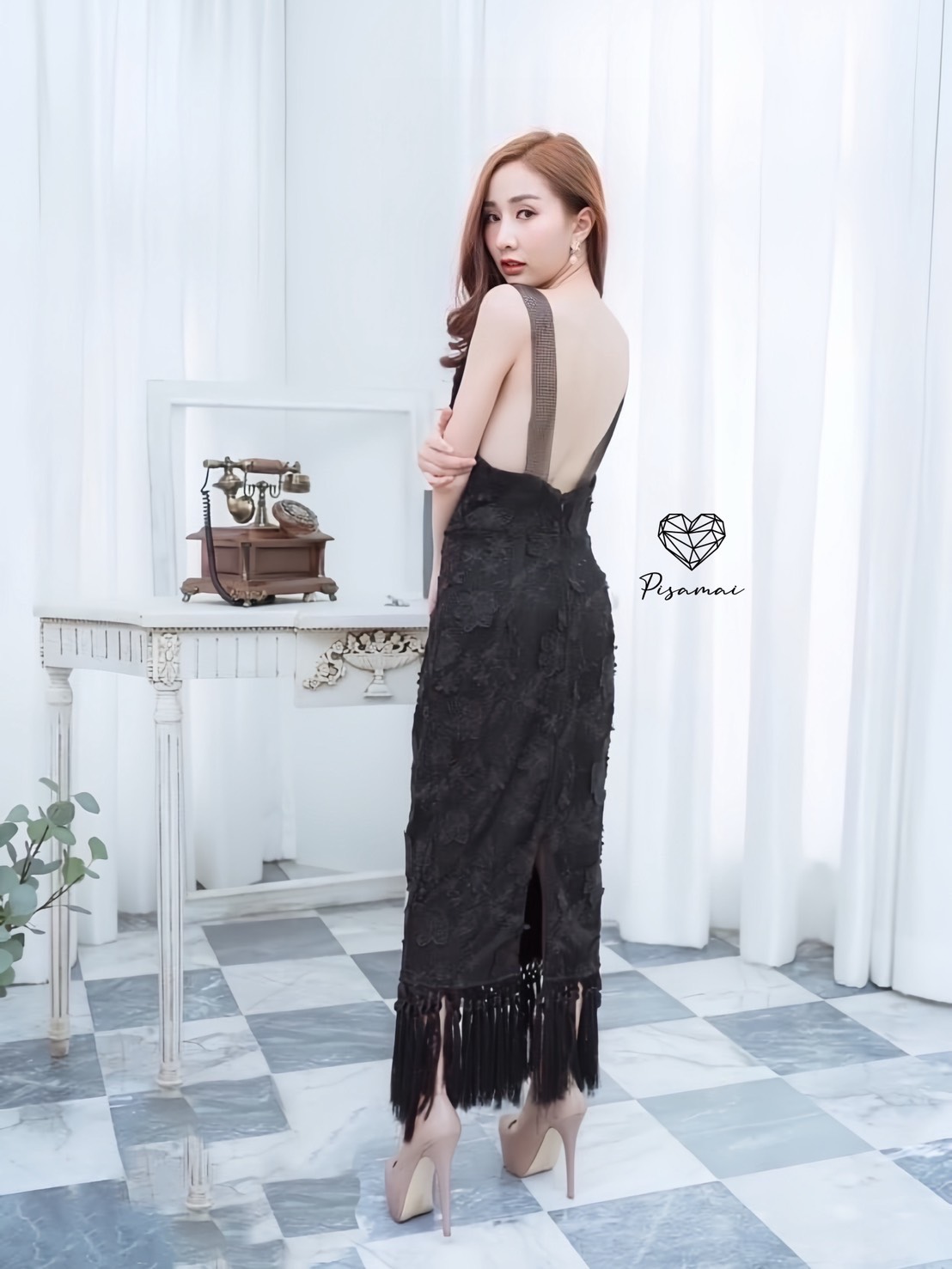 เดรสแขนกุดสีดำตัวยาวมาในงานผ้าลูกไม้ฉลุนูนสีดำ ด้านหลังเป็นทรงเปิดหลัง ช่วงชายแต่งพู่เส้น เทคเจอร์ผ้าสวยสวยมากๆค่า ต้องมีเลยค่า