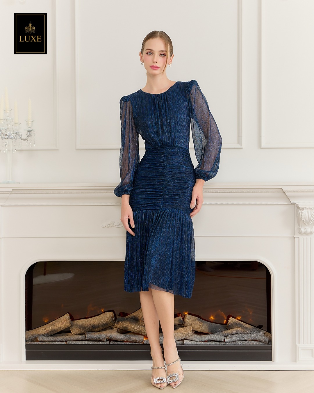 Label : LUXE ☑️เดรสเสื้อคอกลมแขนยาว กระโปรงทรงเข้ารูปจับเดรปตรงกลาง ต่อชายระบาย ☑️ทำจากผ้าราเม่อัดพลีทผสมดิ้นเมทัลลิค ผ้านุ่มยืดหยุ่น ☑️มีซิปซ่อนและซับในเต็มตัว